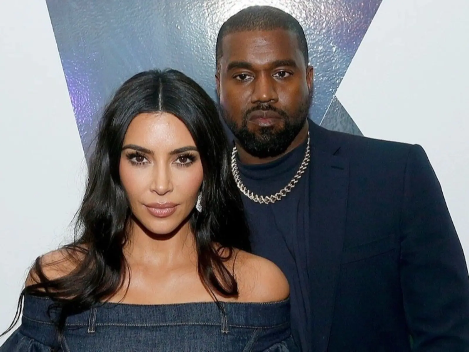 金卡戴珊 Kim Kardashian 受夠和肯爺 YE 擔任孩子共同監護人：「這一切都 F***ing hard」！