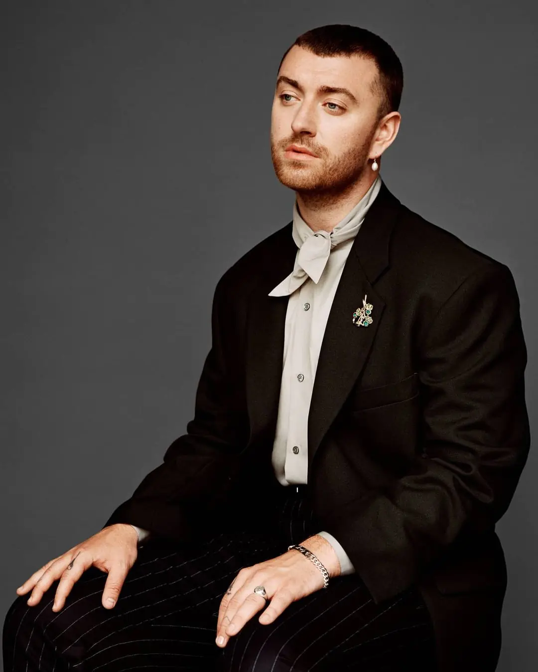 英國空靈歌手 Sam Smith 曬遊艇辣照，穿豹紋小褲褲擺姿勢嬌媚十足引熱議！
