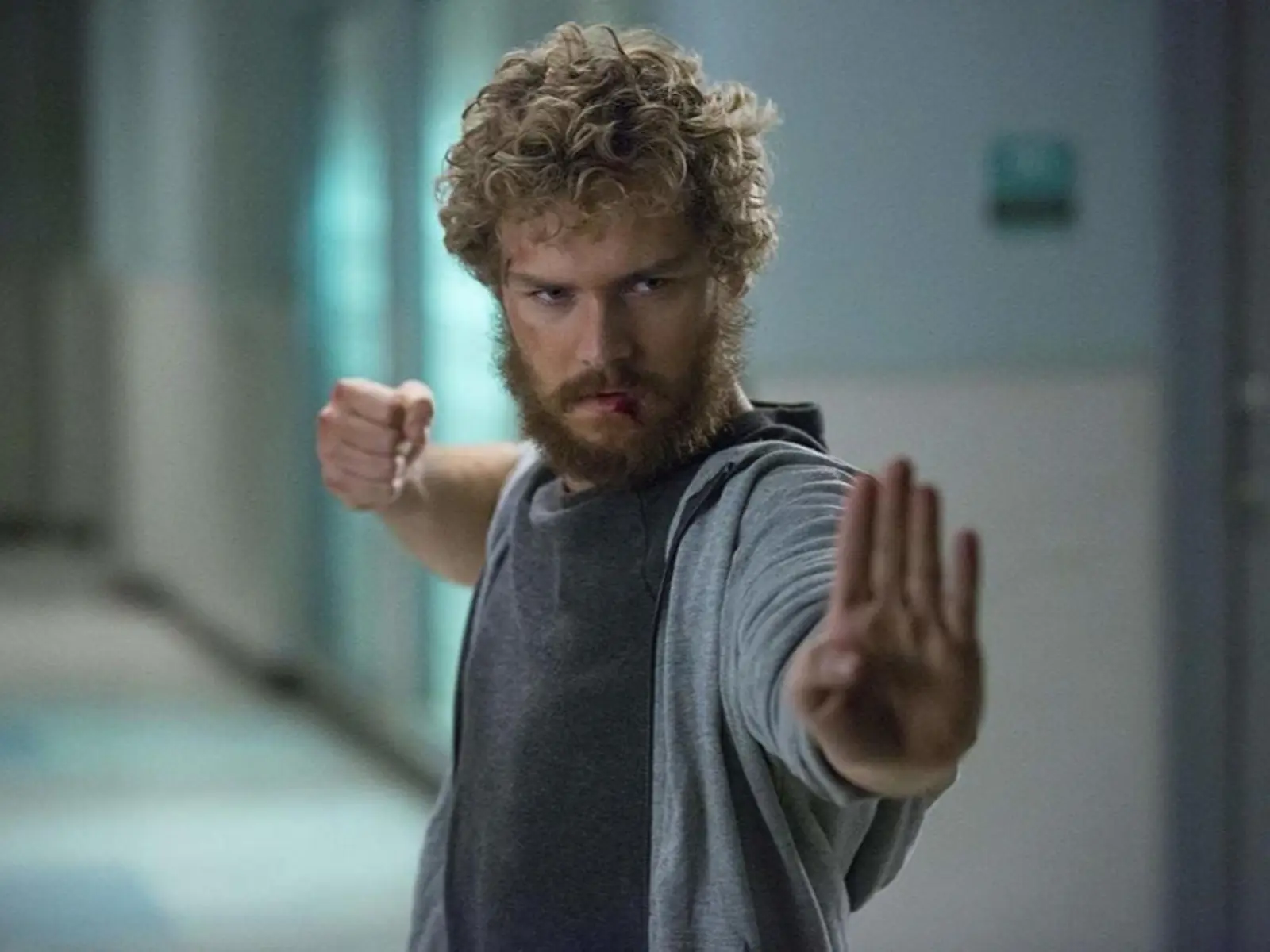 漫威《鐵拳俠》芬恩瓊斯 Finn Jones 控訴影集失敗是因為時間，網友回酸：「別牽拖！」