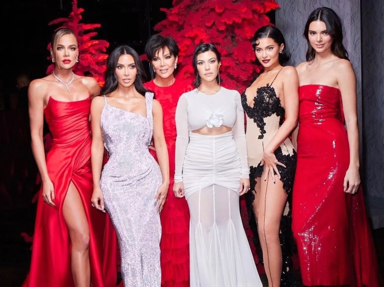 金卡戴珊 Kim Kardashian 連全家福都要 P 圖！網怒轟：「一起拍照很難？」