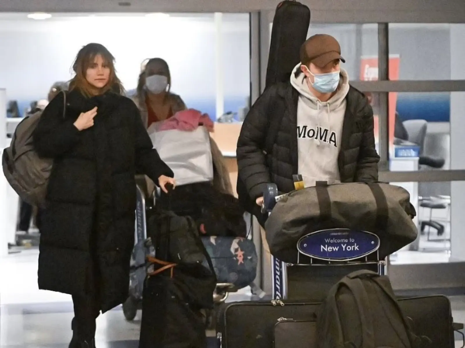 羅伯派汀森 Robert Pattinson 越愛越高調，與模特兒女友 Suki Waterhouse 甜蜜現身機場！