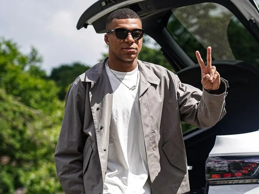 姆巴佩 Kylian Mbappe 腳踩 Air Jordan 1、Nike 等各樣經典球鞋，有資格榮獲「金鞋頭獎」！