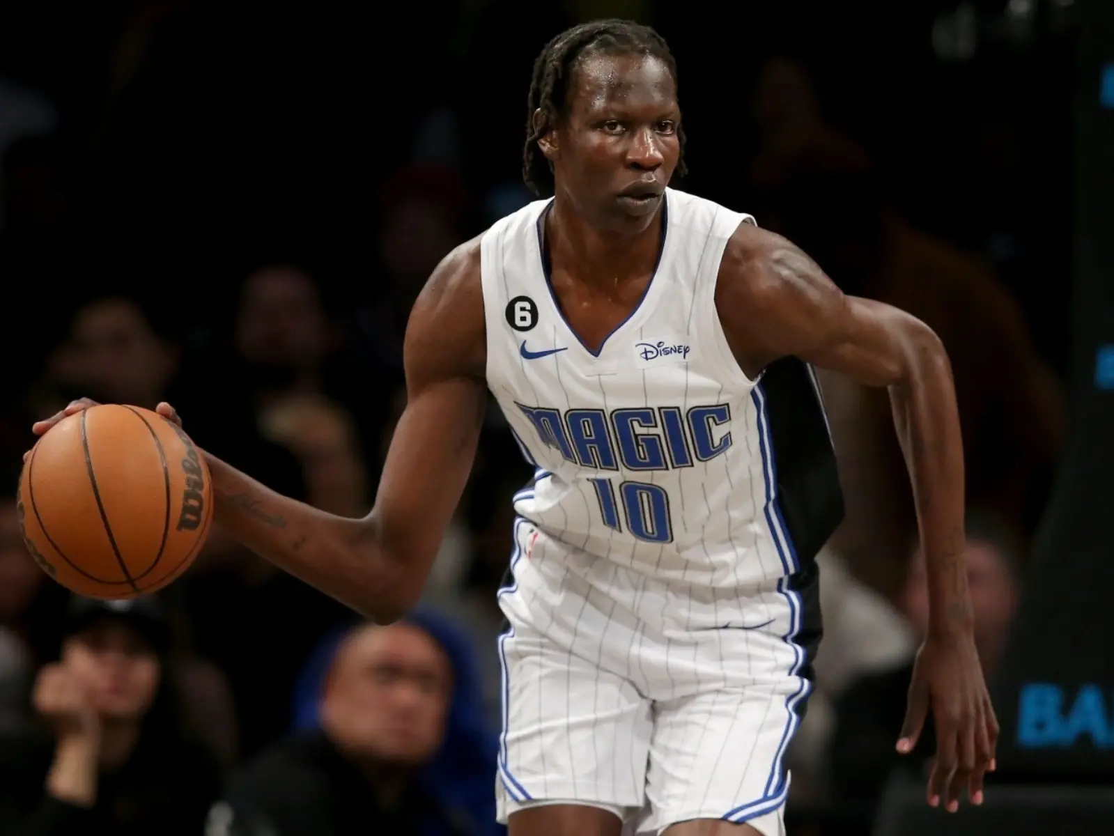 NBA／218 公分魔術巨人 Bol Bol 完成「流星灌籃」太炸，無情把防守者當海報背景！
