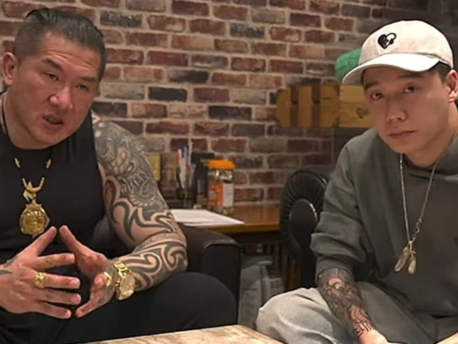 回顧 Toyz 與館長單挑慘遭「鐵拳」灌臉 KO 倒地，直呼：「鼻子可能要歪掉了！」