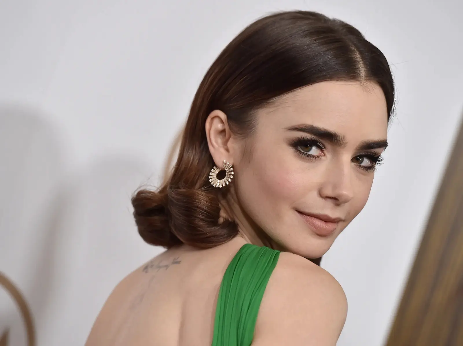 莉莉柯林斯 Lily Collins 回應如何面對酸民留言：「沒有人是完美的，你不可能只得到好評！」