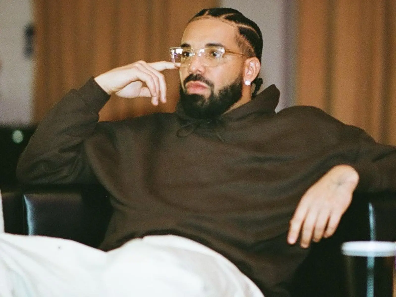Drake 爆出對女子無套性行為，發文否認：「從未見過面、從未說過話！」