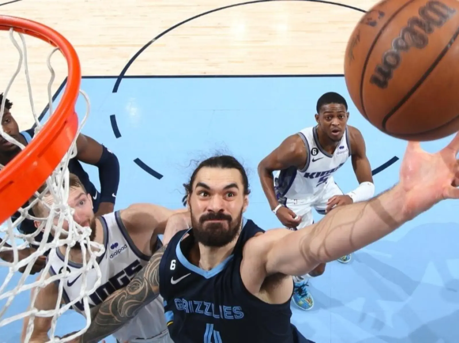 NBA／灰熊水行俠 Steven Adams 狂抓 13 顆進攻籃板破紀錄：「都是因為我們投籃太爛了！」