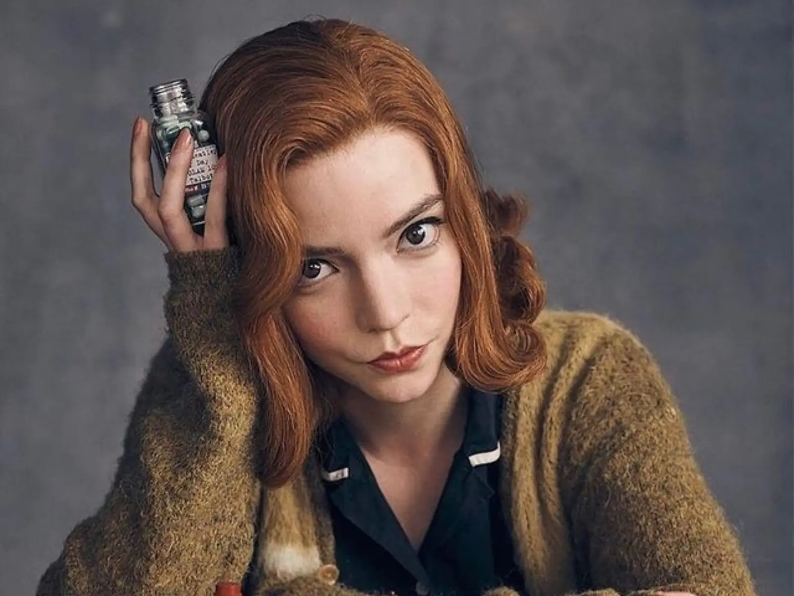 安雅泰勒喬伊 Anya Taylor Joy 穿比基尼躺雪地，曬雪白辣體引網嗨：「我跪著看完！」