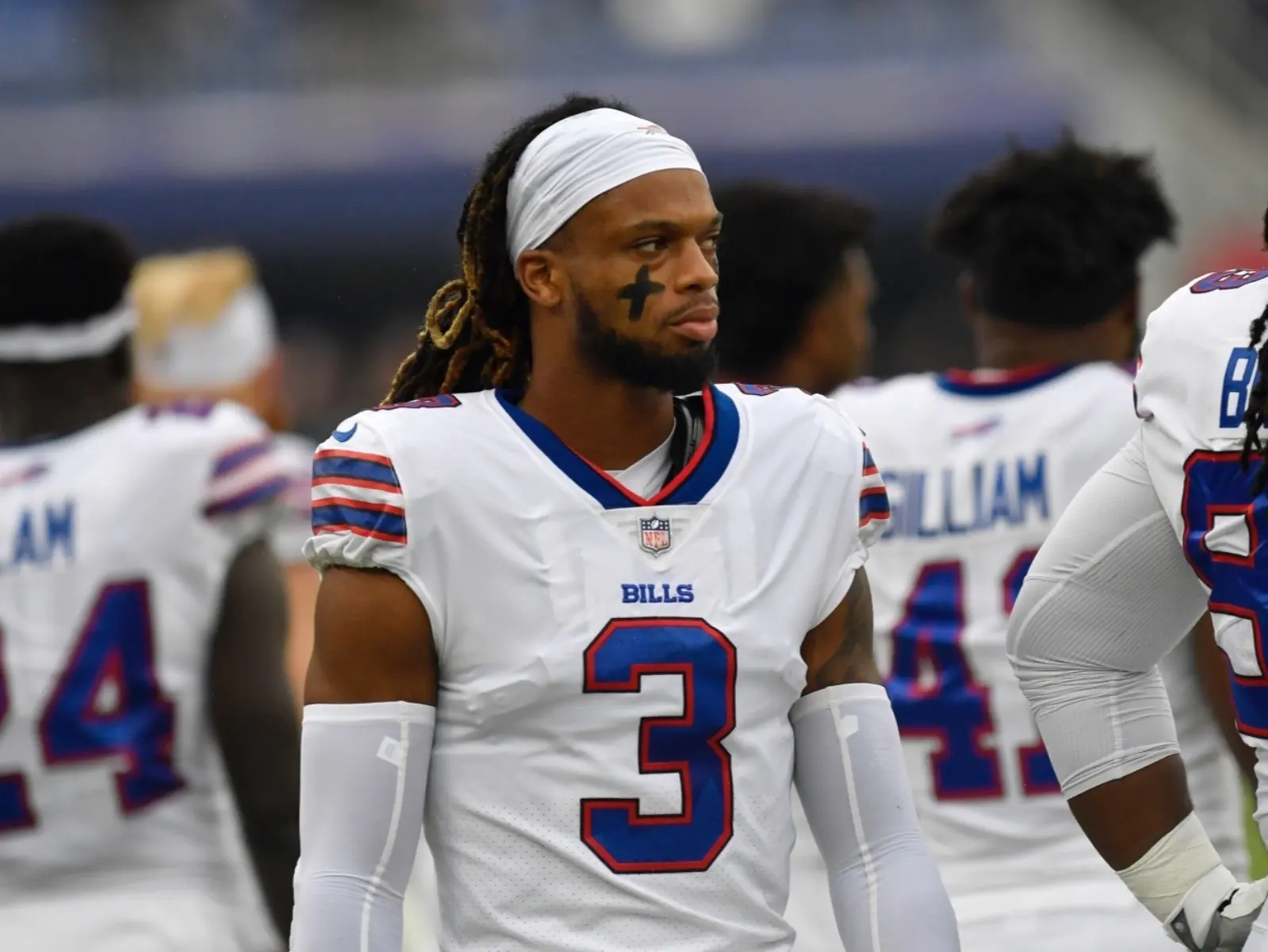 NFL 水牛城比爾 Damar Hamlin 遭衝撞後失去意識倒地，在場隊友及球迷紛紛淚崩！