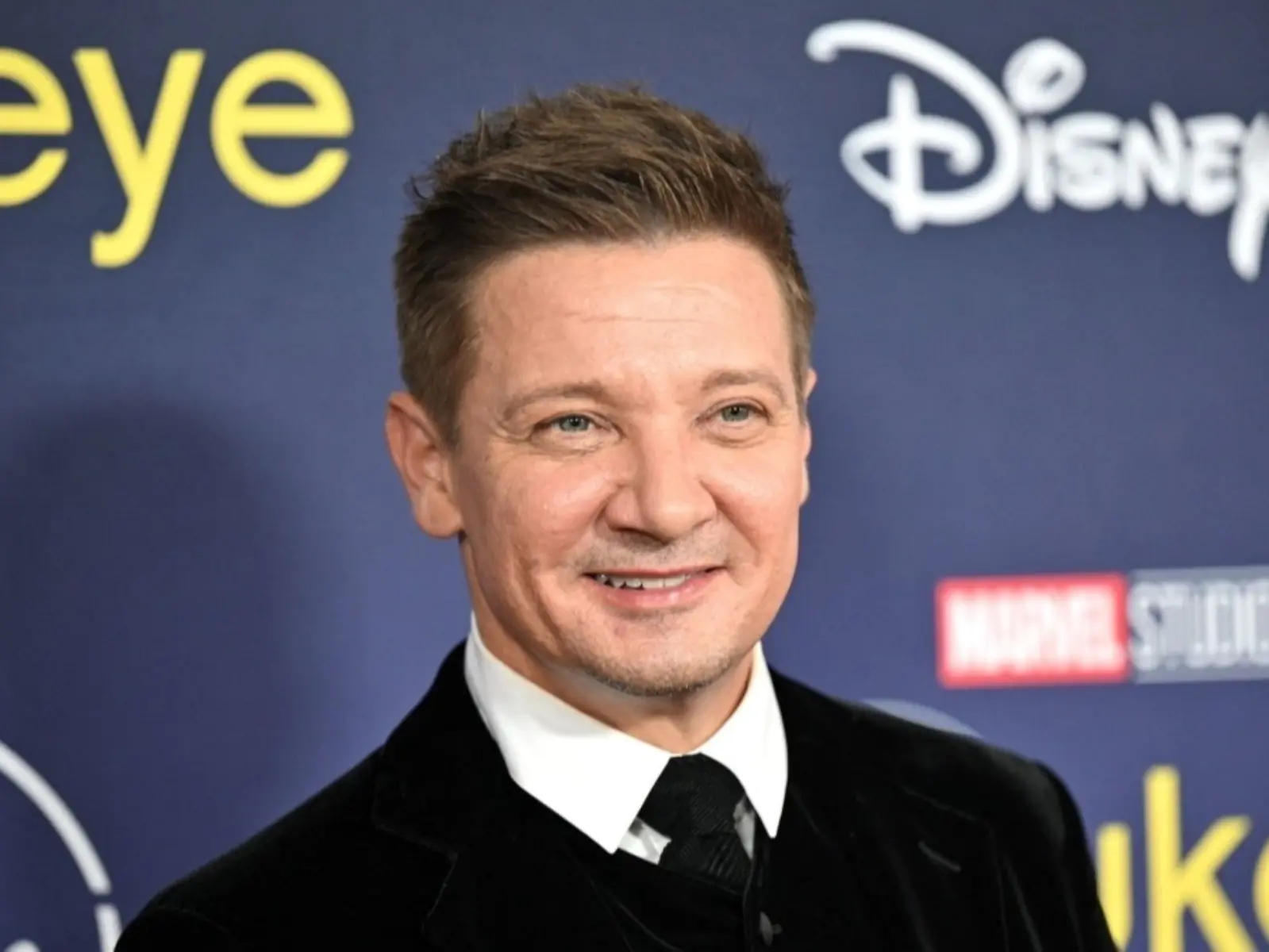 傑瑞米雷納 Jeremy Renner 因遭鏟雪機輾過，手術後仍處危險狀態住進加護病房！