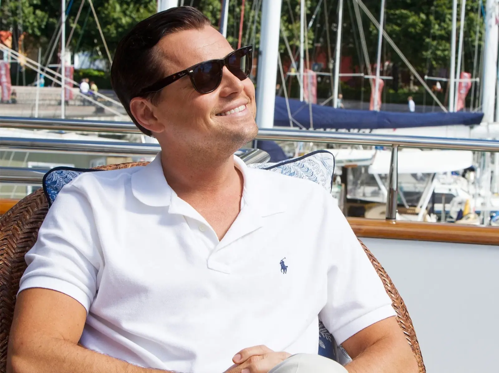 李奧納多狄卡皮歐 Leonardo DiCaprio 享受黃金單身漢時光，裸上身與比基尼辣妹奢華出遊