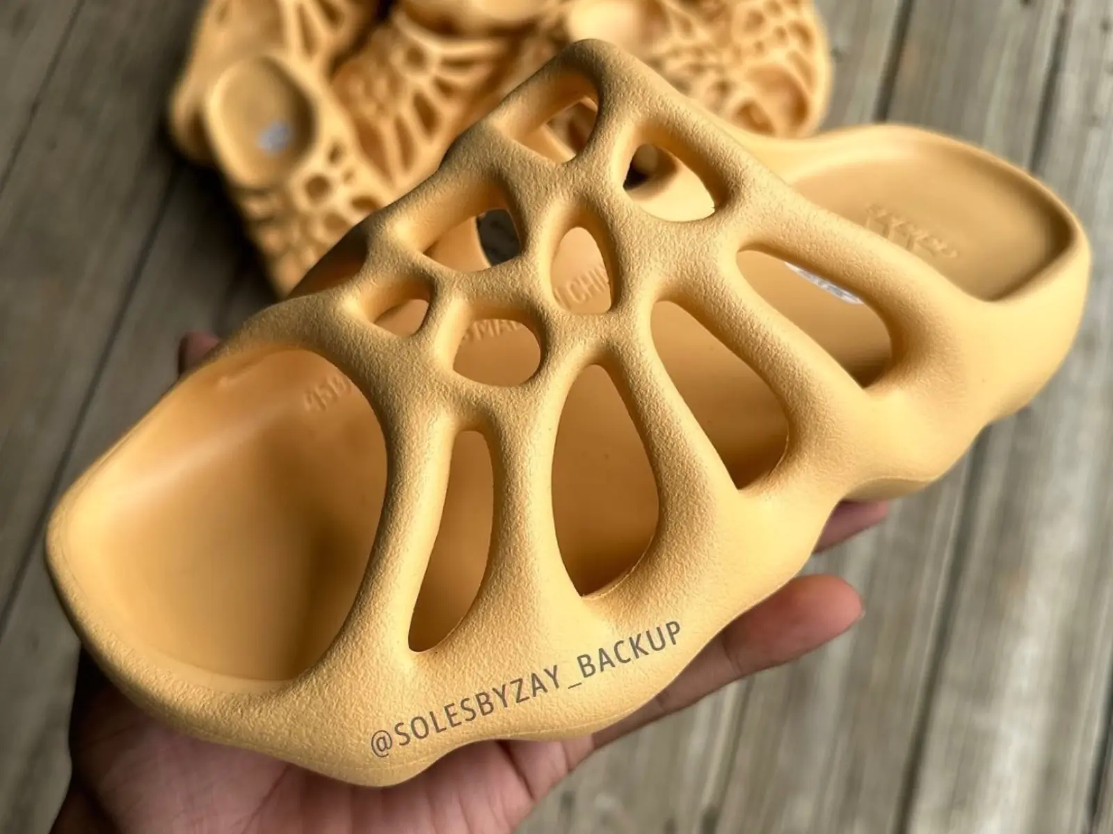 adidas YEEZY 450 Slide 全新配色實鞋曝光，不過可能要讓鞋迷失望了！