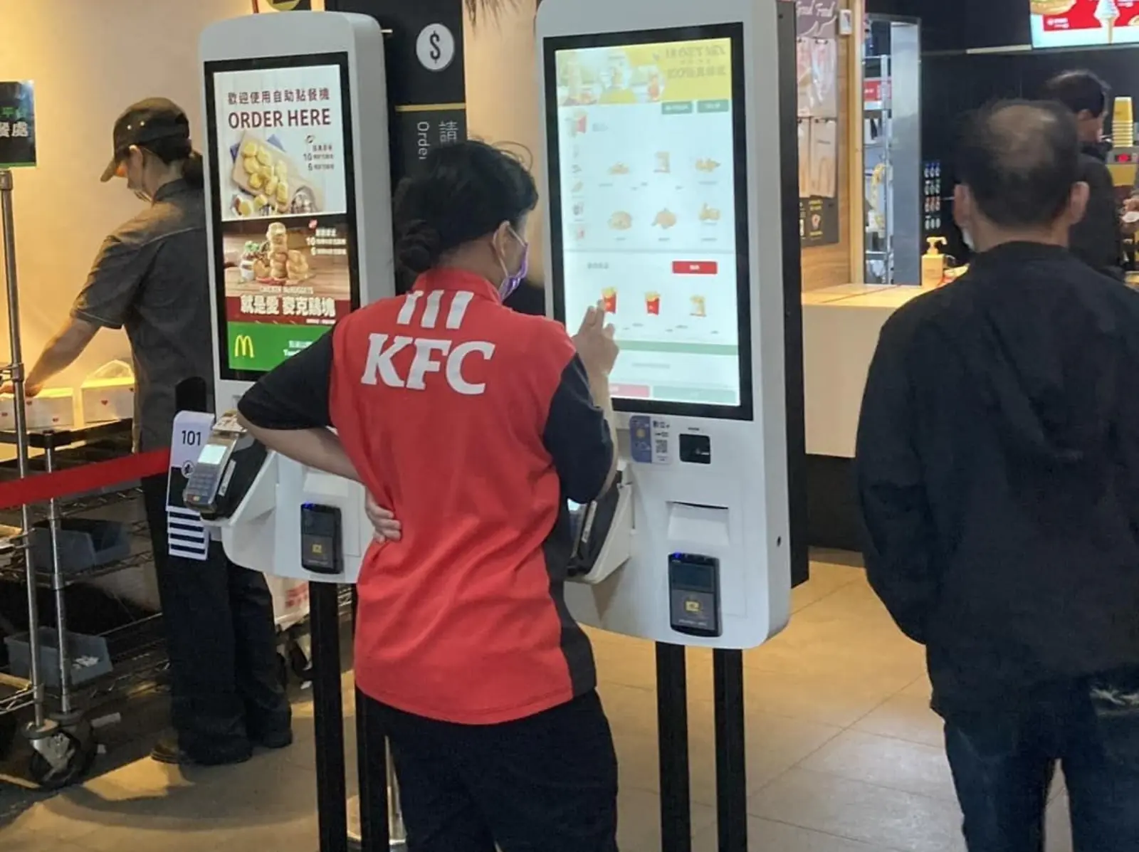 肯德基員工穿制服現身麥當勞爽點薯條，引網友笑稱「是來偷取配方的嗎？」