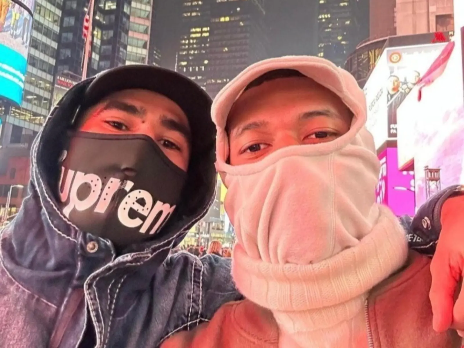 姆巴佩 Mbappe 偽裝現身紐約街頭看表演，身價 60 億的足球天王竟沒人認出！