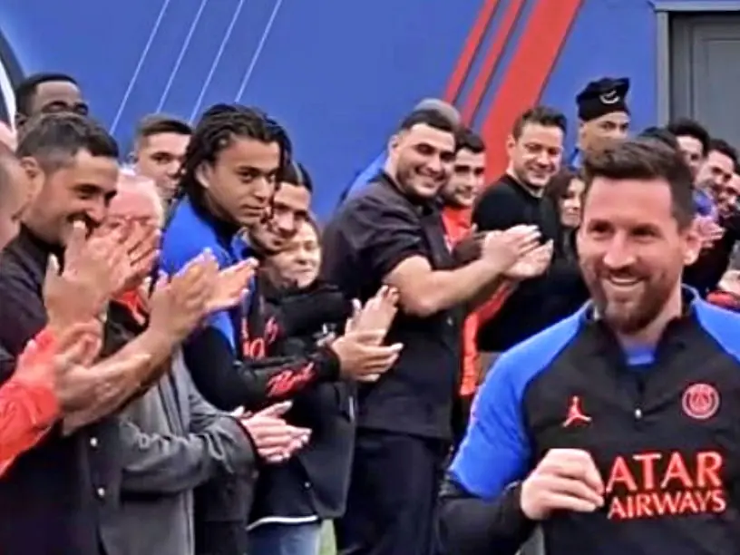 梅西 Messi 首日回歸 PSG，姆巴佩弟弟 Ethan Mbappe「死亡之瞪」引發網友熱議！