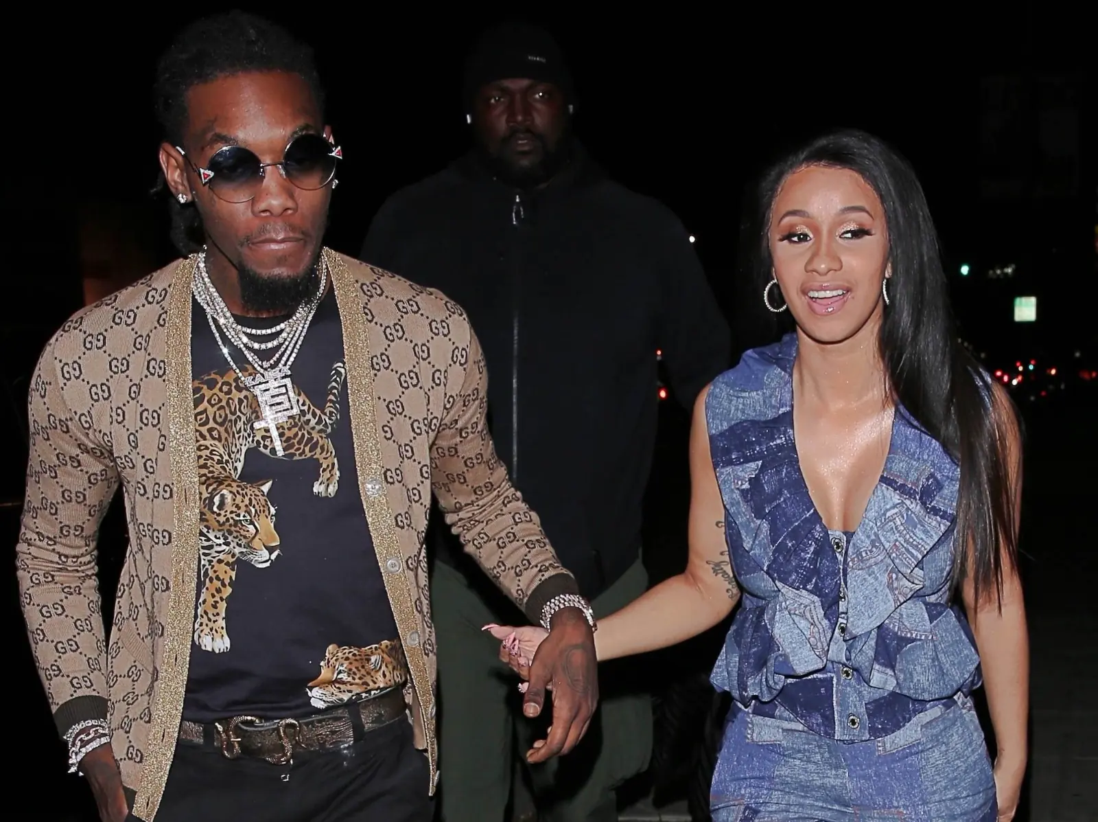 Cardi B 一身帥氣牛仔勁裝與老公共進晚餐， Offset 不爽被狗仔打擾大比中指！