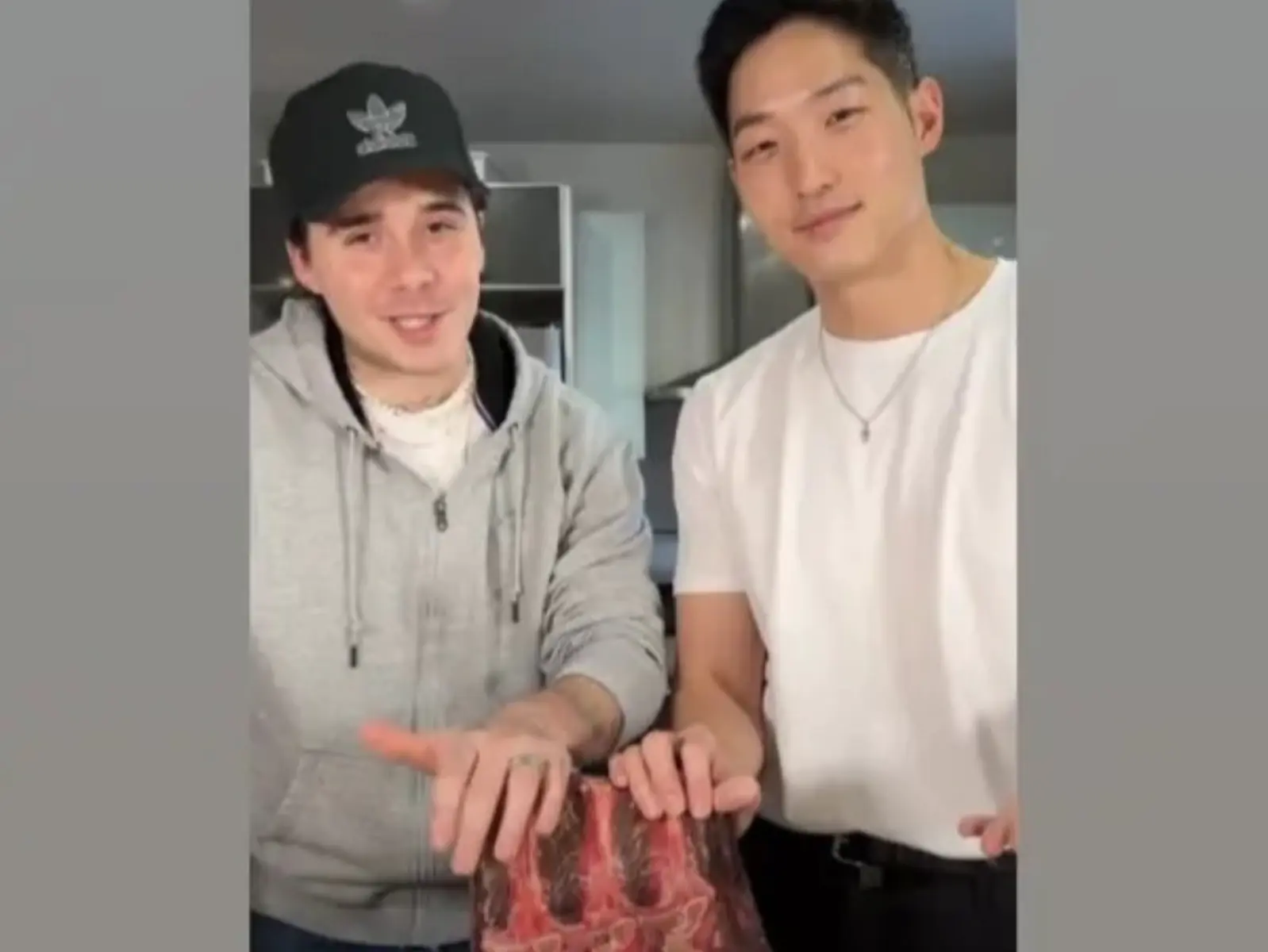布魯克林貝克漢 Brooklyn Beckham 公開最棒牛排食譜被吐槽「肉太生」，維多利亞親上火線護航！