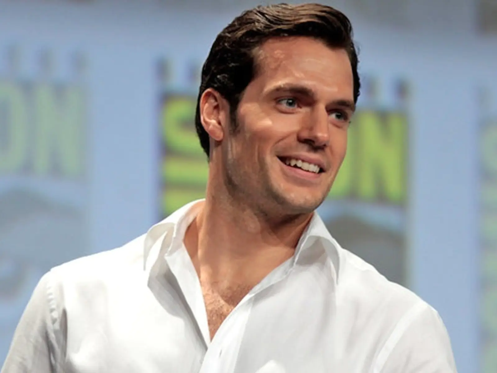 亨利卡維爾 Henry Cavill 和《宅男行不行》凱莉庫柯戀愛一個月分手，遭疑為了互相炒作！