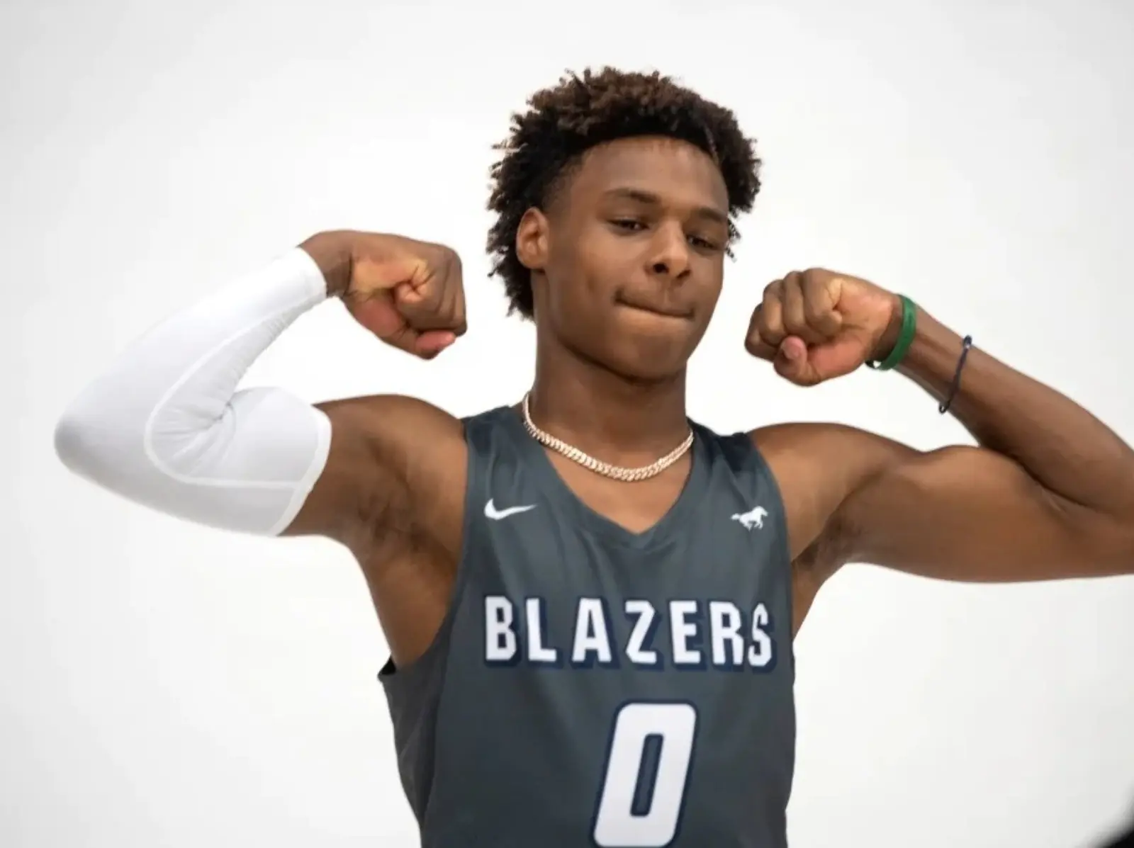 詹皇大兒子 Bronny 上演「胯下換手暴扣」驚艷全場，狂轟 20+7+5 輕鬆虐菜！