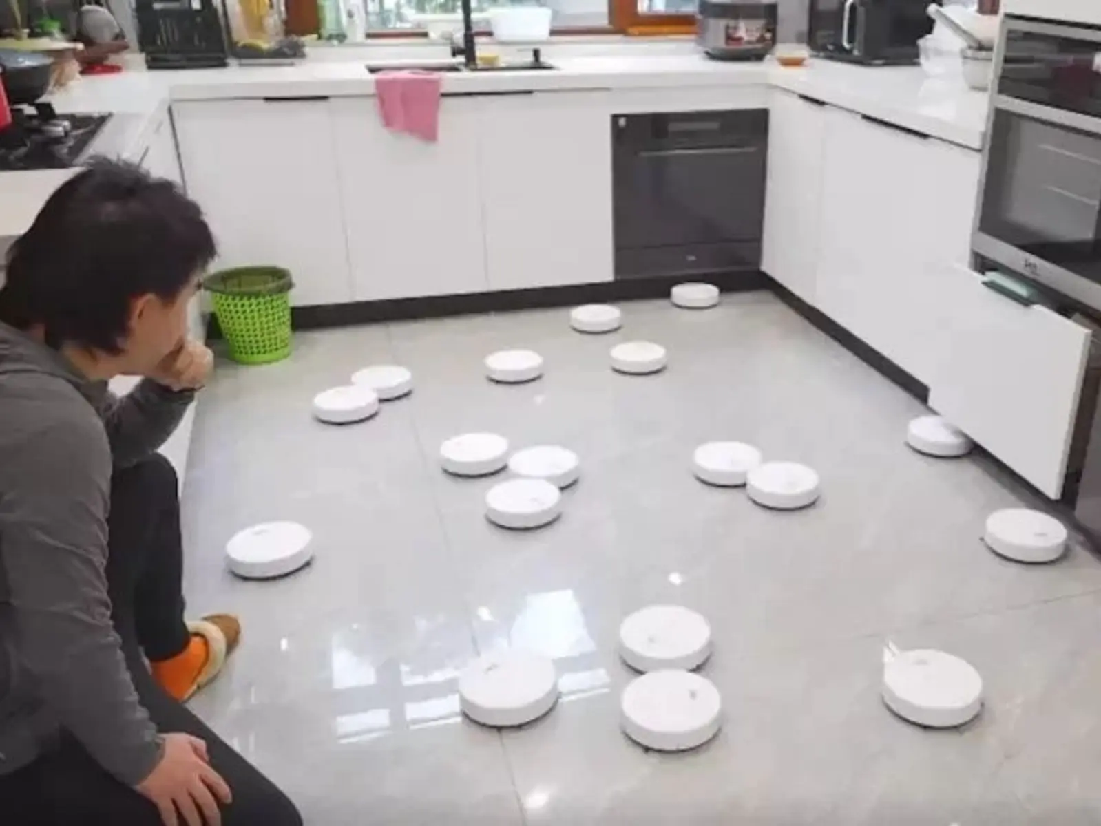 掃地機器人一台僅要 120 元，男子怒買 20 台回家同時一起打掃，結局卻讓人看傻眼...
