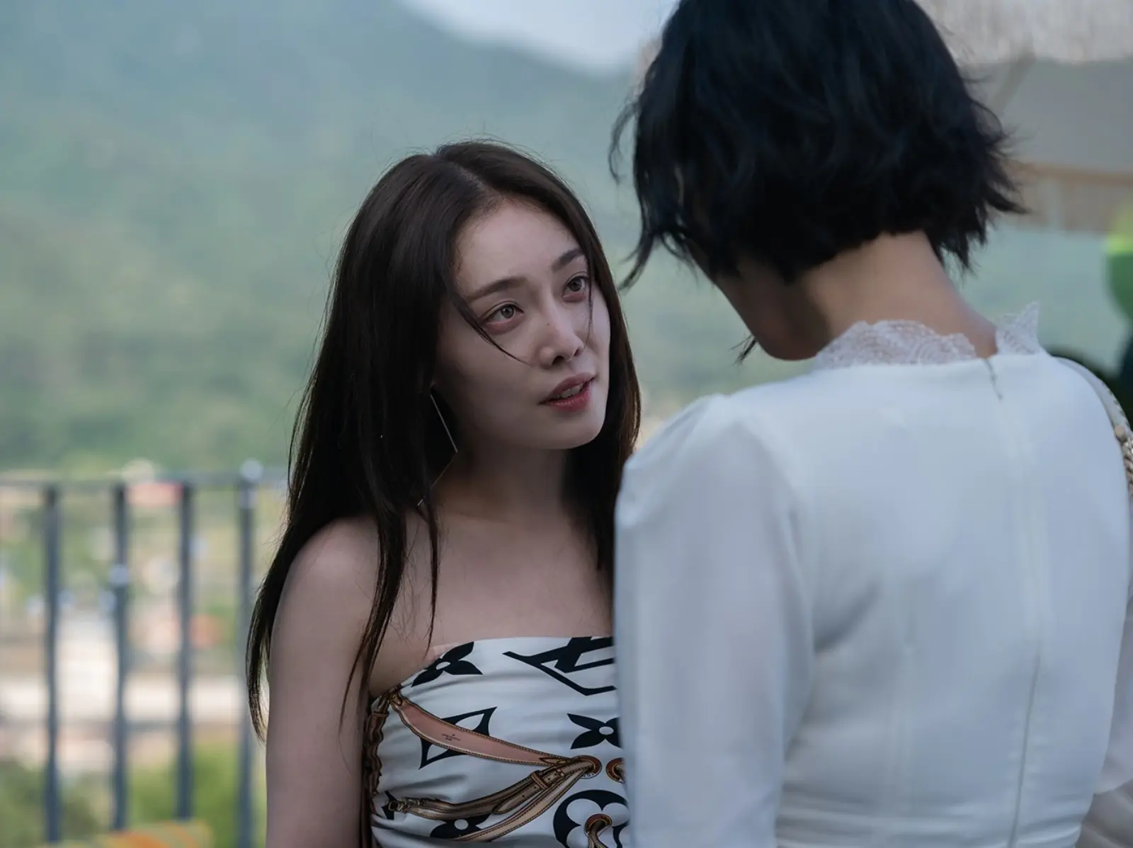 關於《黑暗榮耀》金赫拉 5 件事：音樂劇演員出身、曾出過單曲、私下超愛畫畫、還是咖啡廳闆娘！