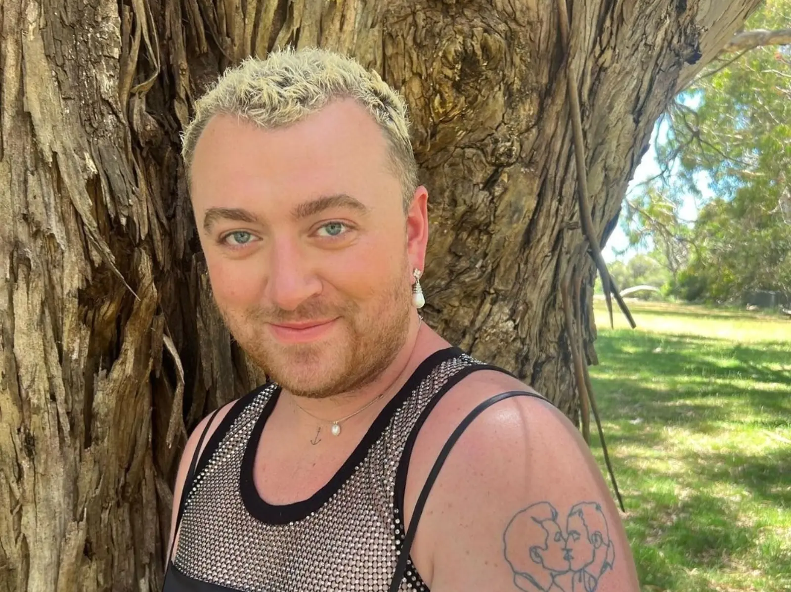 英國空靈歌手 Sam Smith 穿網狀吊帶裙耍辣，撩裙曬神秘地帶引熱議！