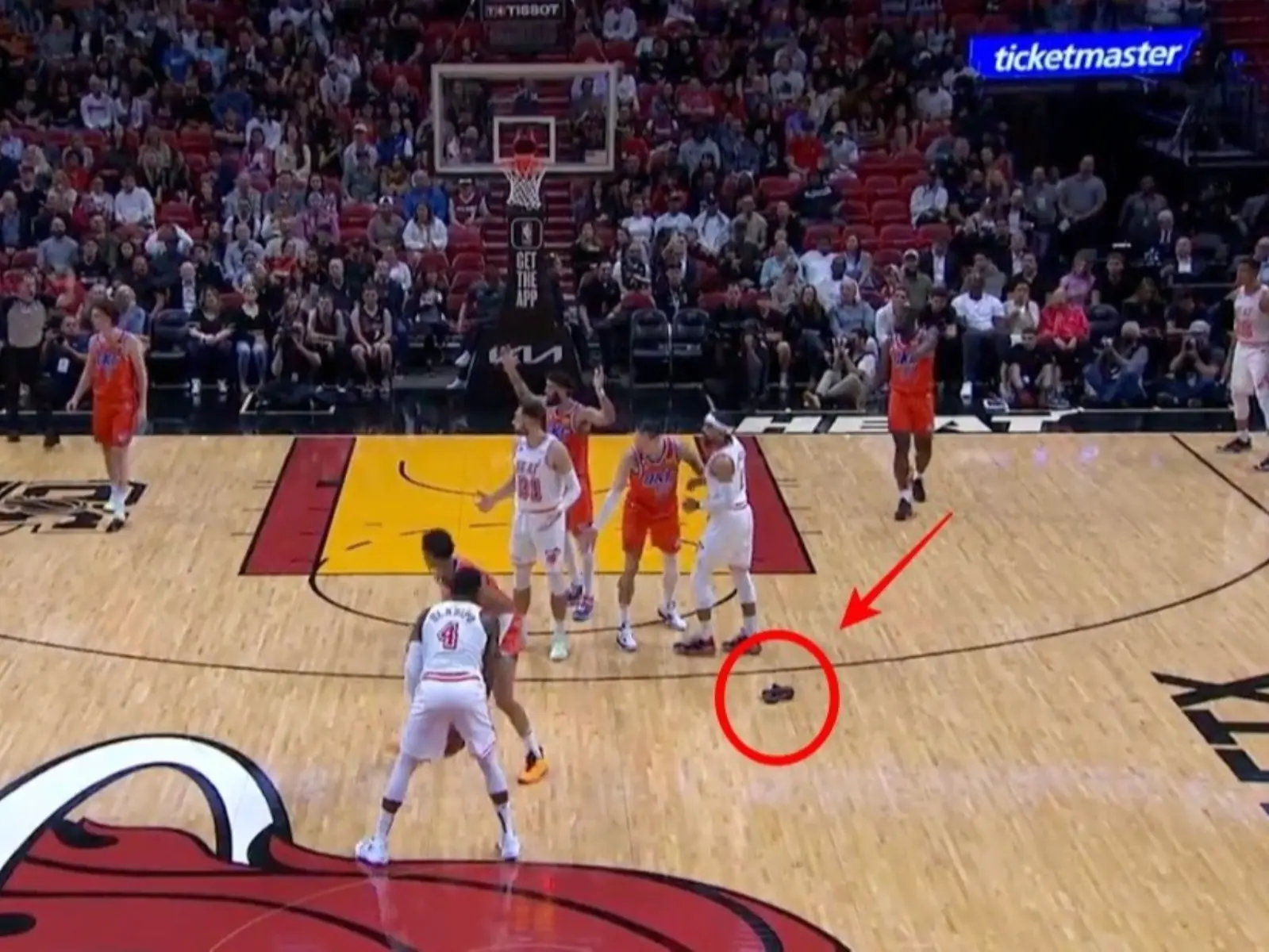 NBA／Dedmon 與熱火教練發生爭執，一氣之下把「按摩槍」拍到場內引起爭議！