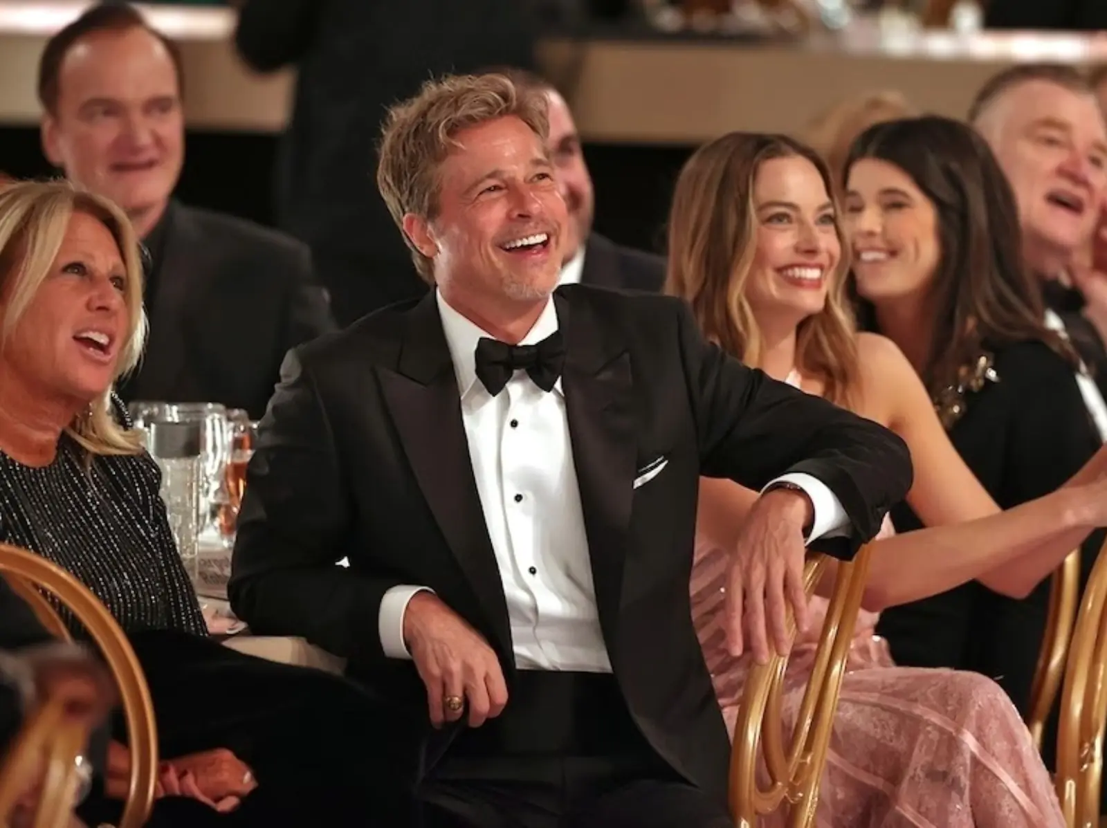 布萊德彼特 Brad Pitt 頂全新短髮造型出席金球獎，俊俏帥臉瞬間年輕好幾倍引熱議！