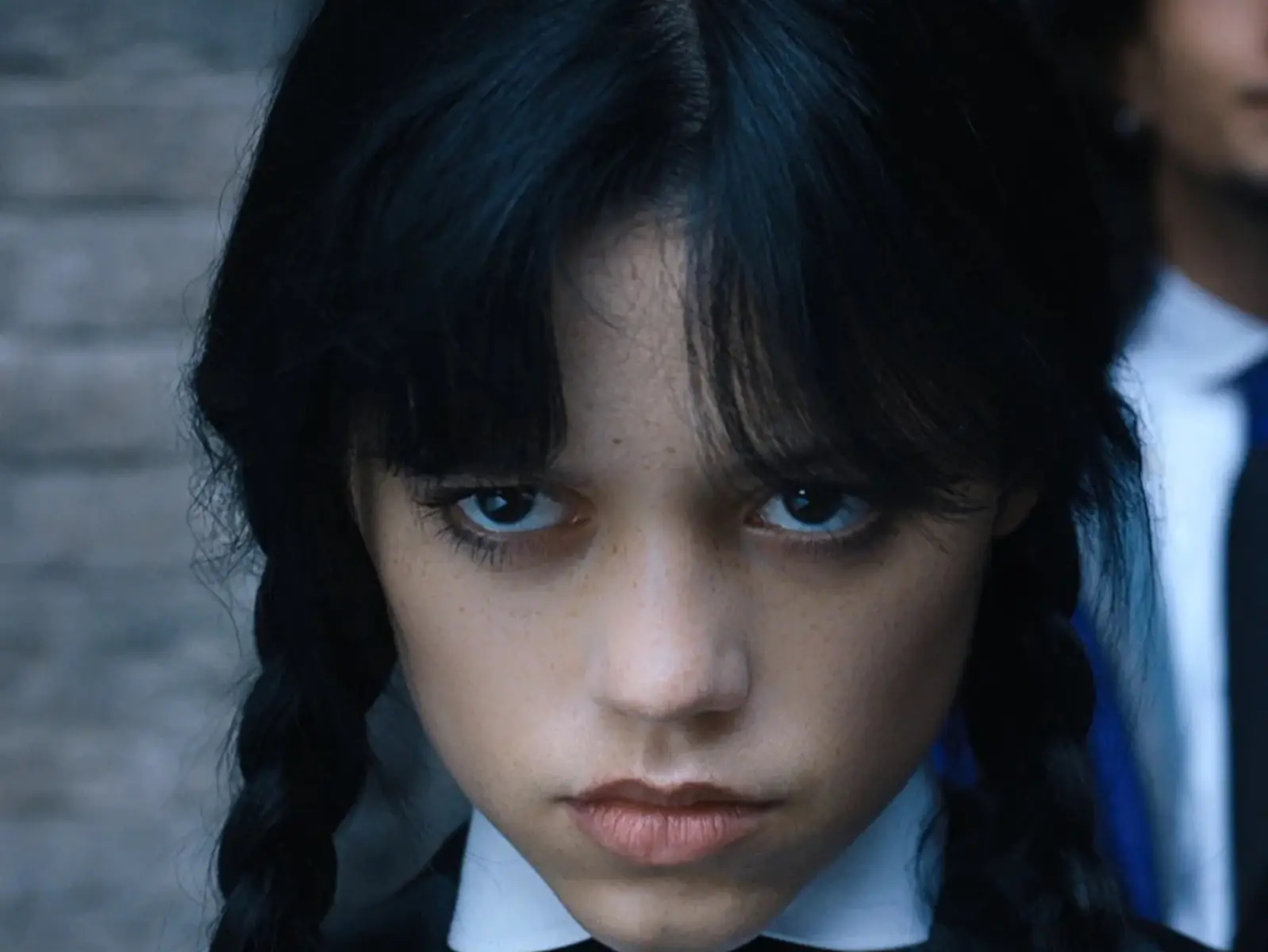 珍娜奧特嘉 Jenna Ortega 穿馬甲套裝展現身材，邪惡領口令網友鼻血狂噴！
