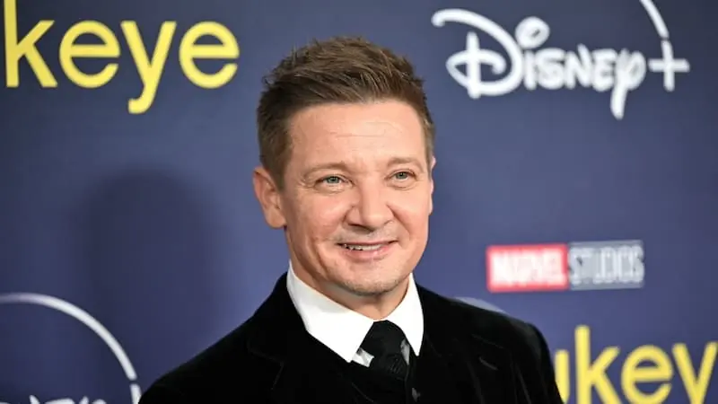 傑瑞米雷納 Jeremy Renner 經剷雪事故脫離危險，但親友淚訴：「怕他再也不能走路！」