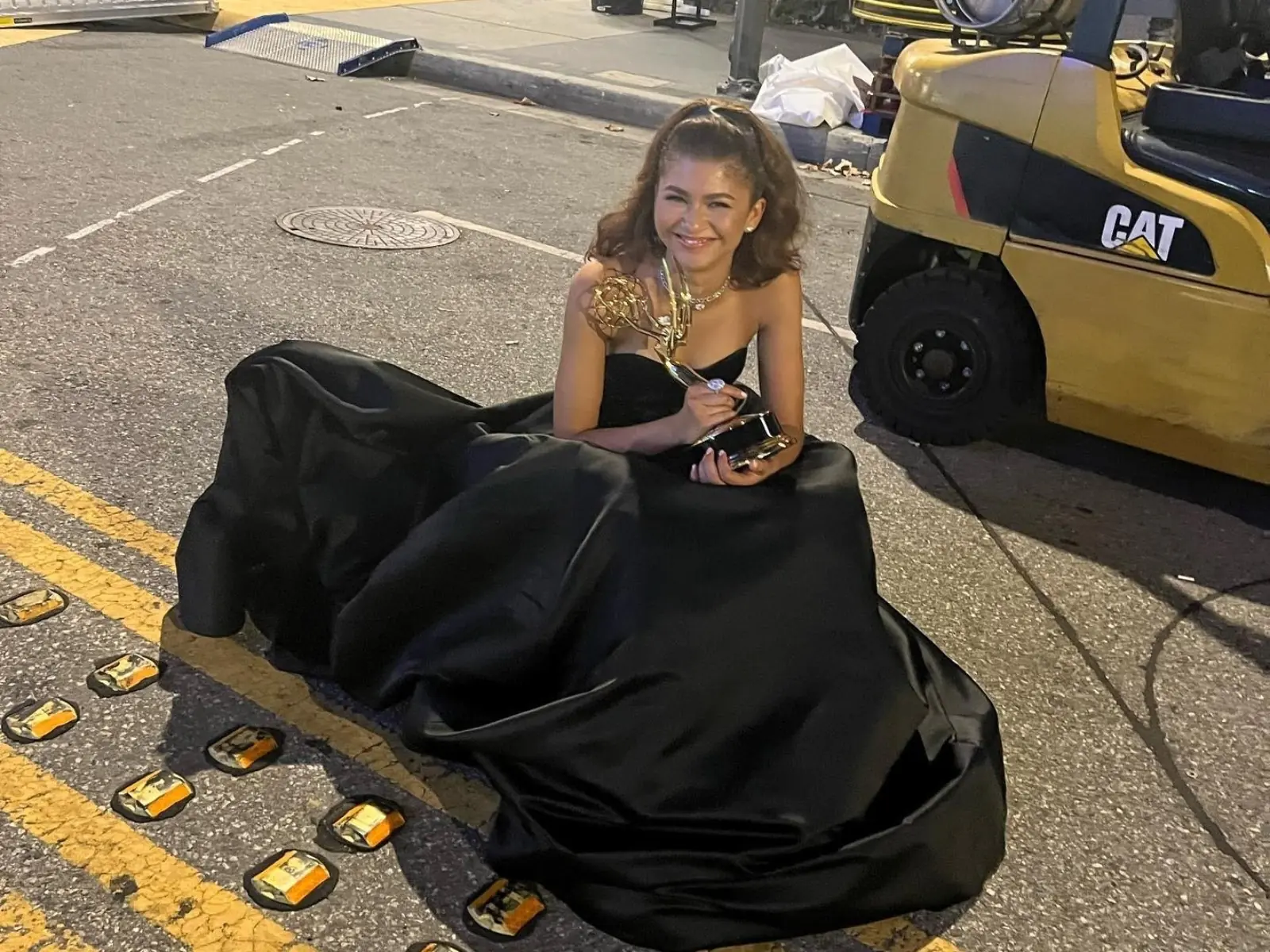 《高校十八禁》千黛亞 Zendaya 再奪視后，遺憾表示：「他對我來說有多重要！」
