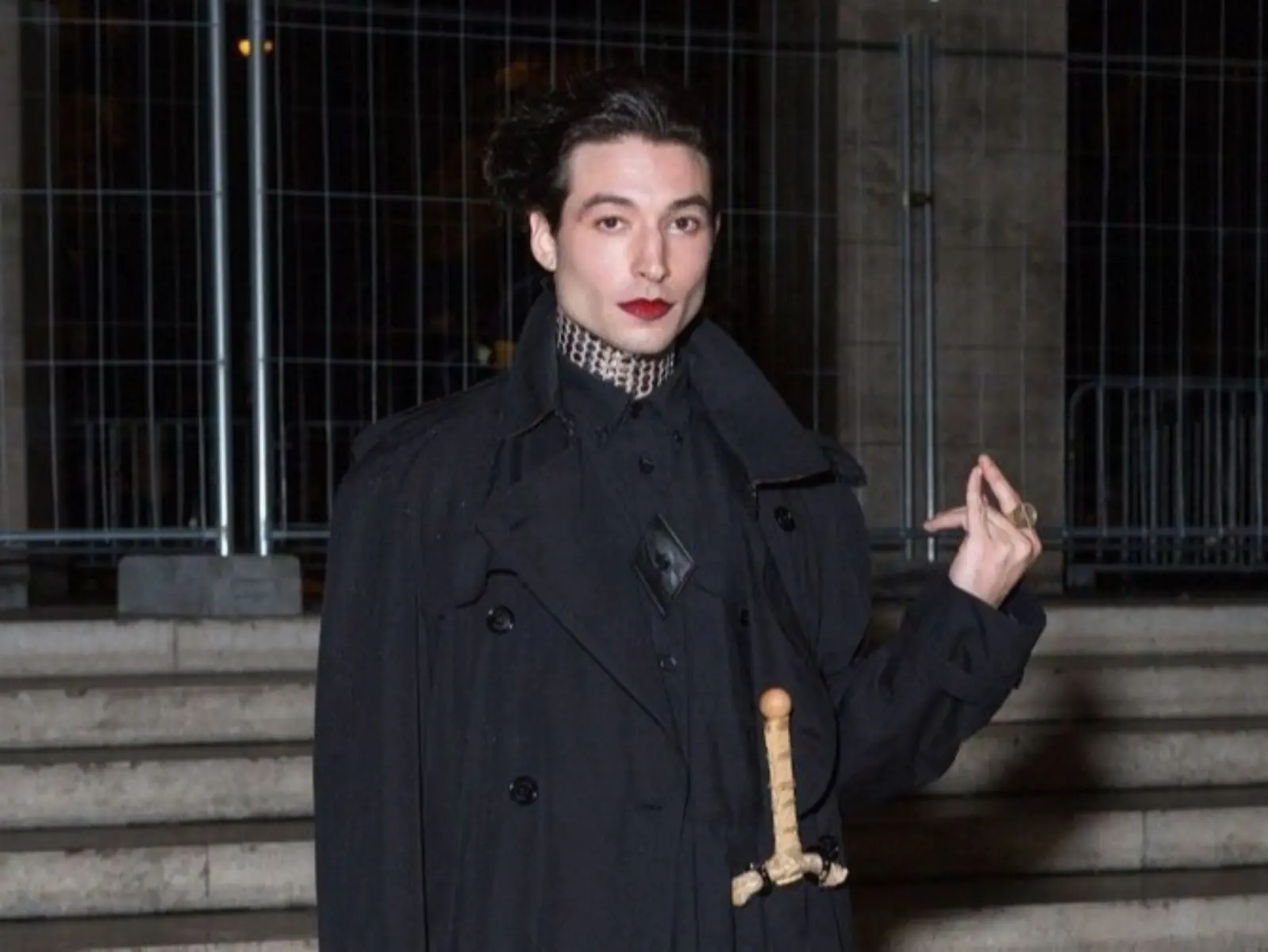 《閃電俠》伊薩米勒 Ezra Miller 認了「非法入侵」！逃過 26 年間監獄之災？