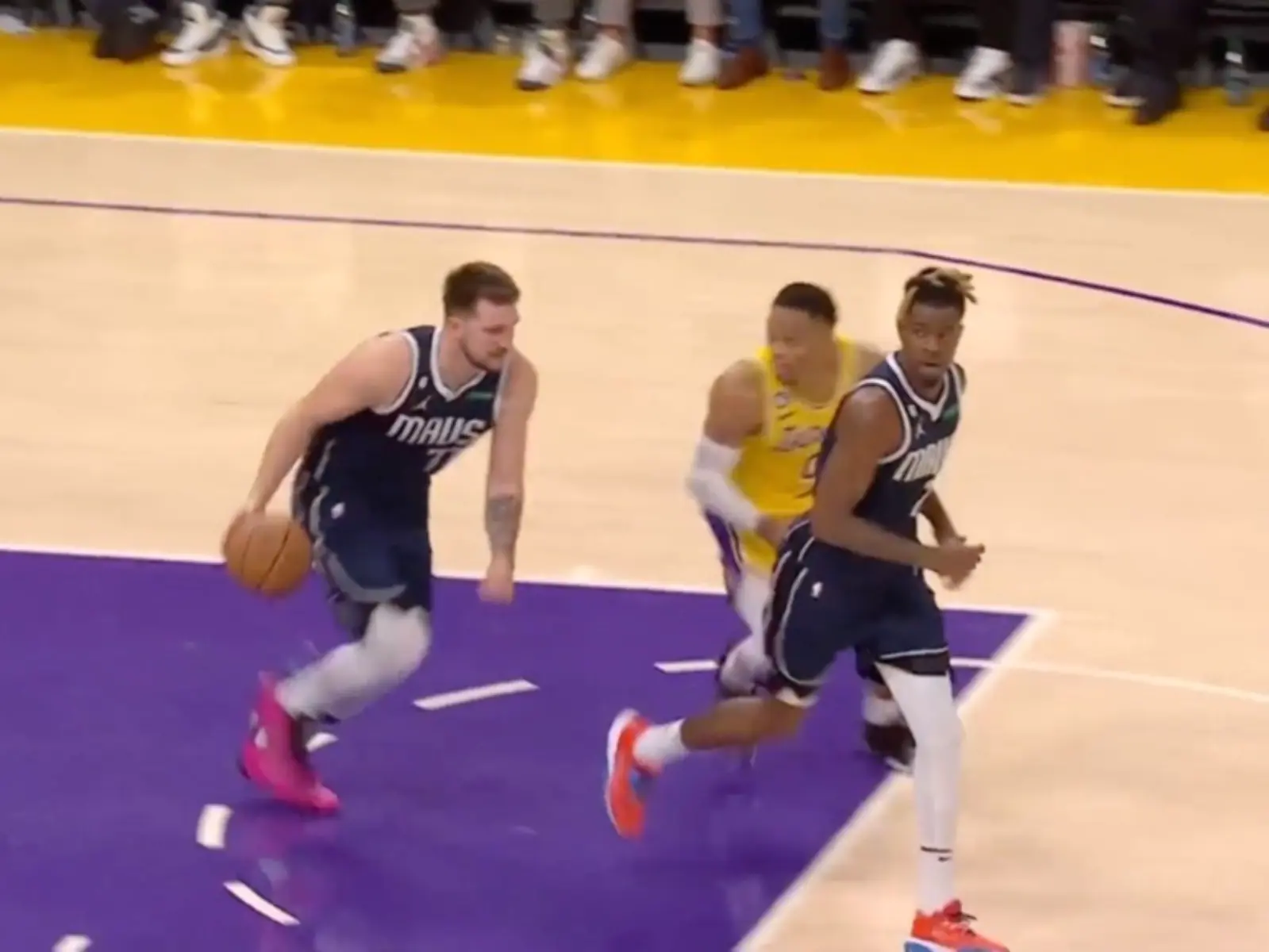 NBA／Westbrook「蠻力撞飛」Doncic 被判一級惡意犯規，湖人 4 分差不敵獨行俠！