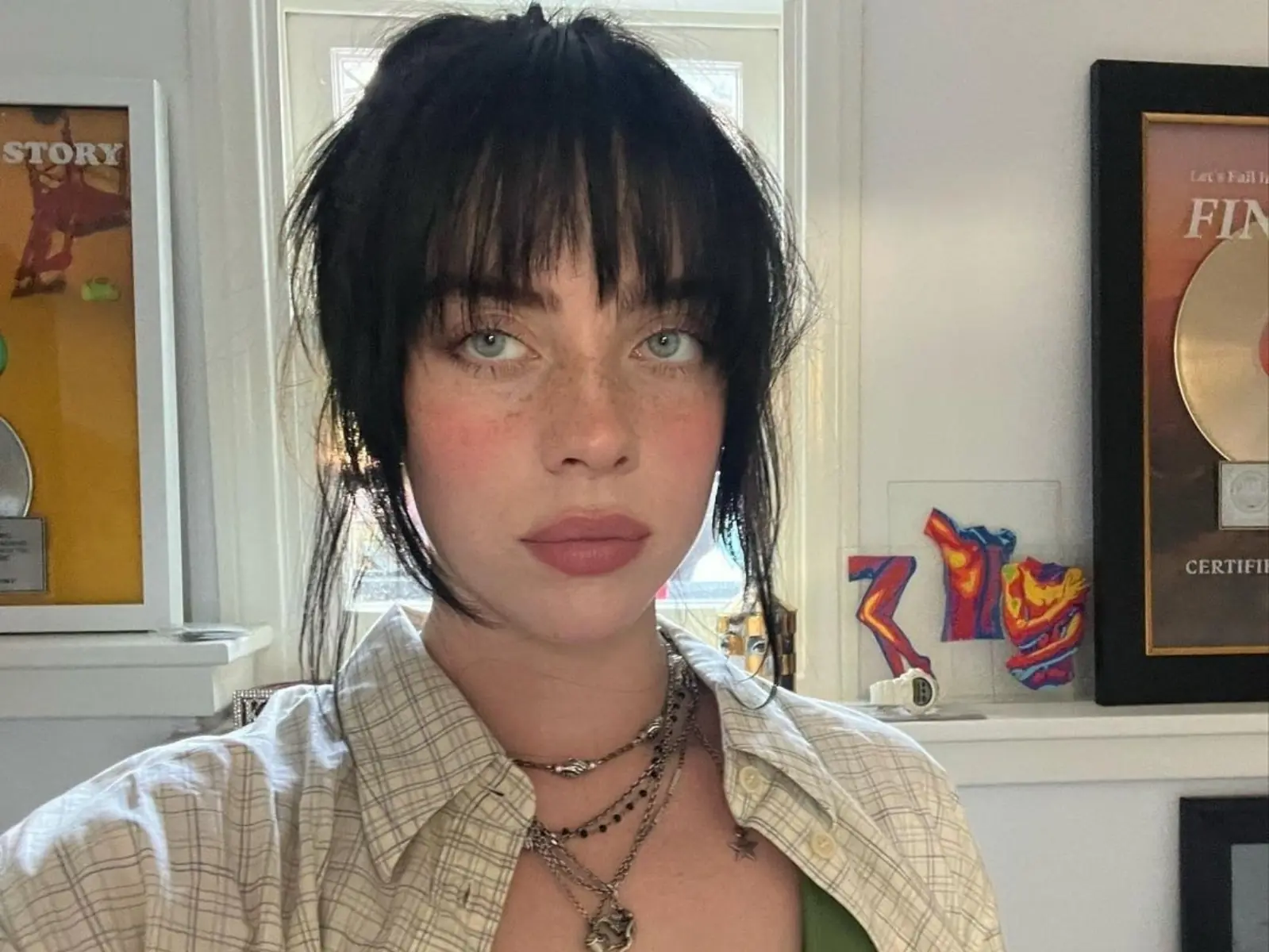 Billie Eilish 穿超大波霸健身服上街，引起網友視錯覺：「差點以為裸體！」
