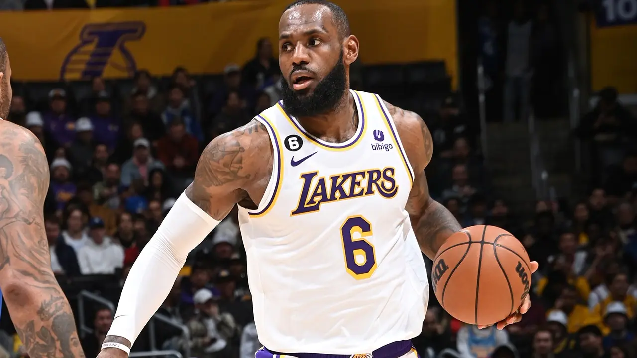 NBA／詹皇 LeBron James「360 轉身上籃」輕鬆吃掉防守者，38 歲狀態依舊一尾活龍！