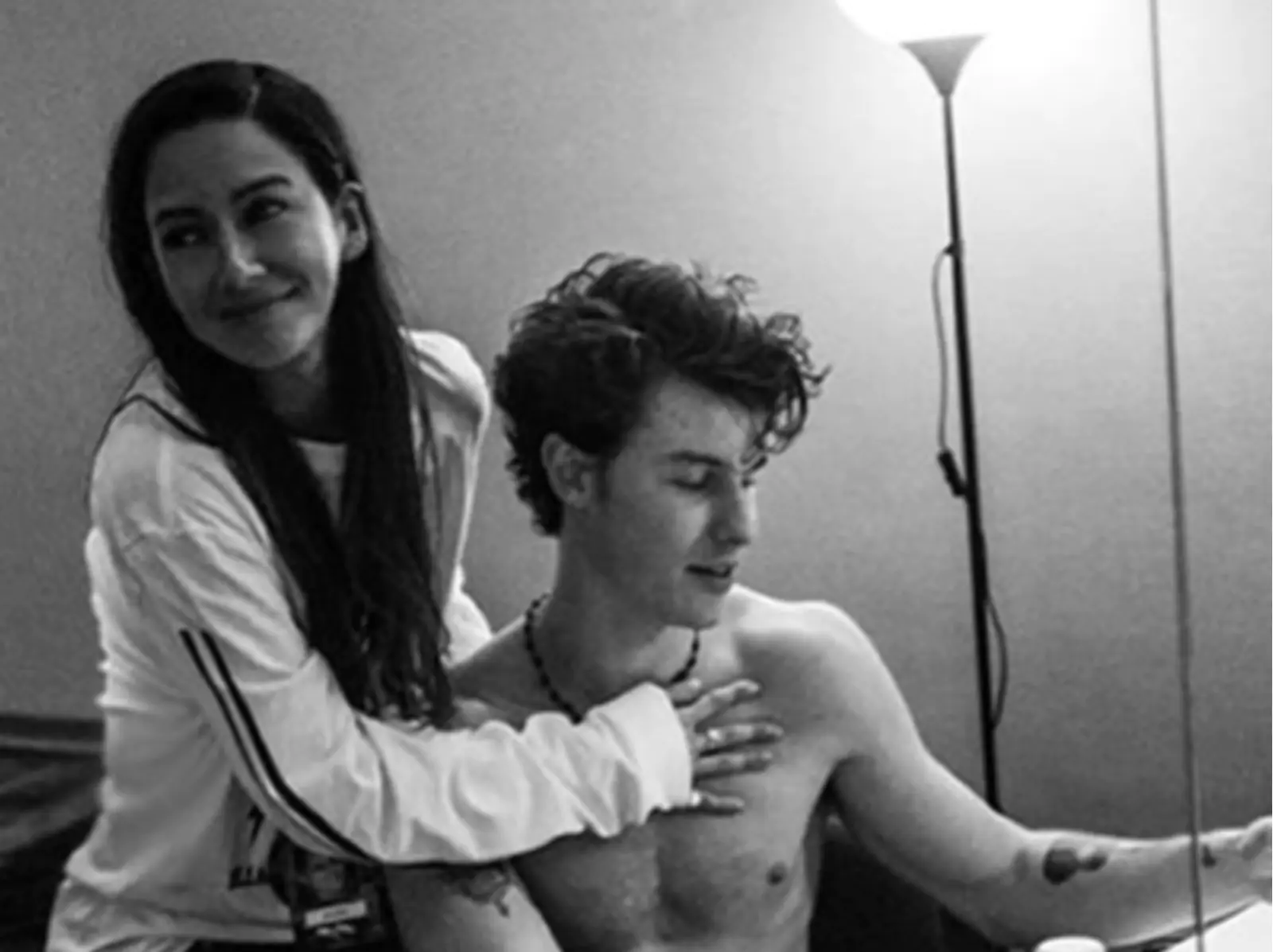 尚恩曼德斯 Shawn Mendes 證實戀情！帶 51 歲女按摩師回家過夜，粉絲崩潰：「我心好痛！」