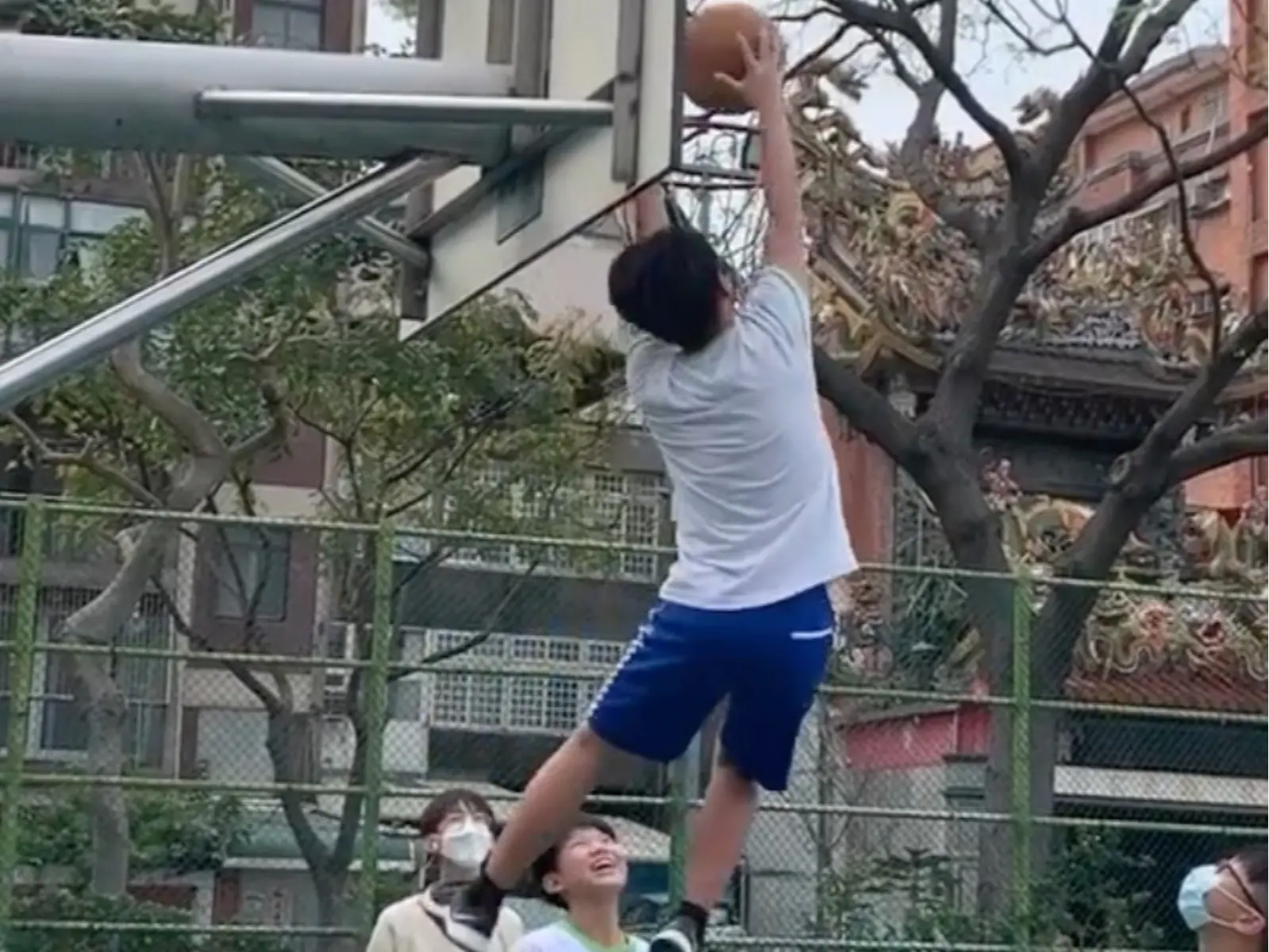 國中生「爬籃球架」救球灌籃爆紅！FIBA ：「不是每個英雄都會穿披風！」