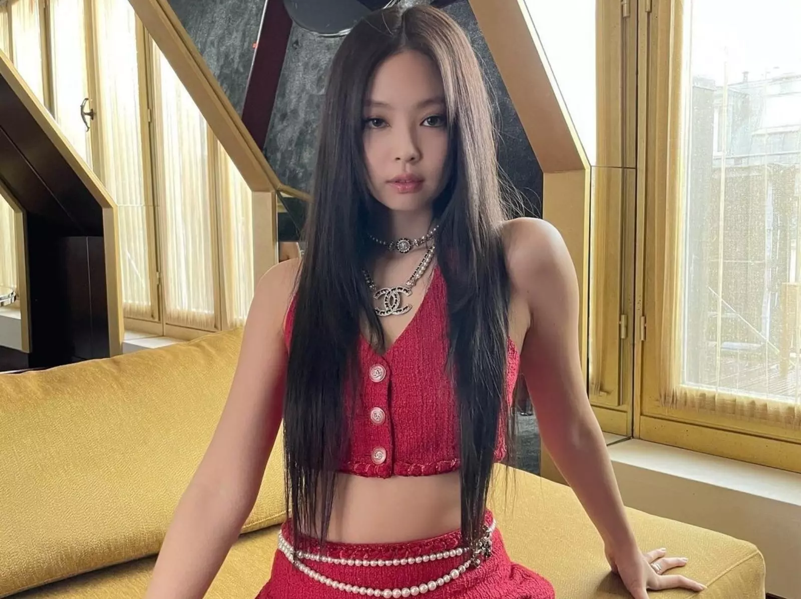 2023 過年穿搭攻略！跟著 BLACKPINK、IVE 張員瑛、朴智賢這樣穿，包你新的一年開運發大財！