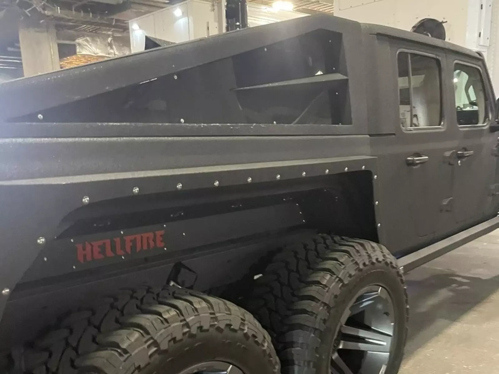 NBA／Luka Doncic 駕駛「巨型六輪怪物」Apocalypse 6X6 進入球館，跟中東王儲開同款！