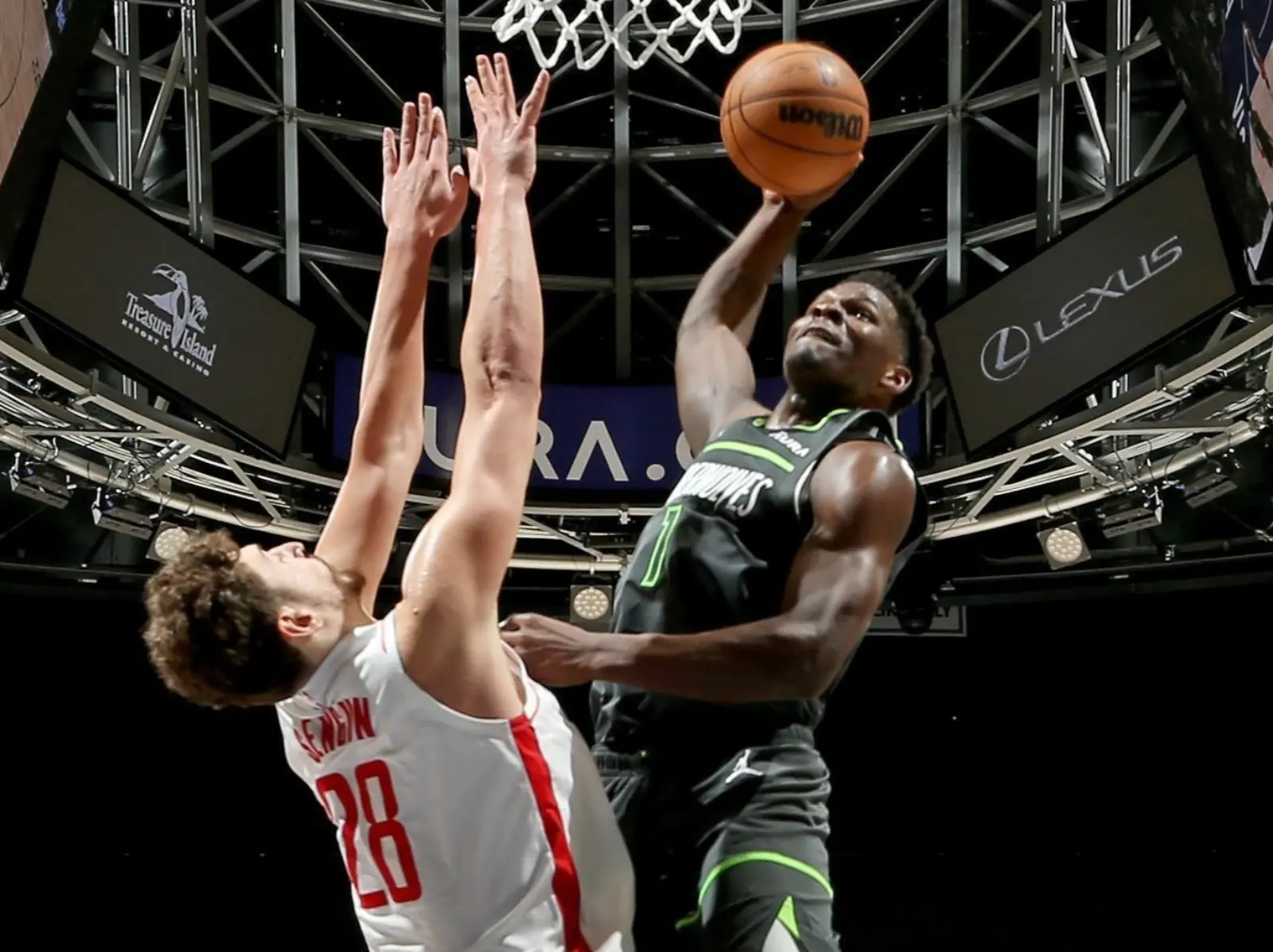 NBA／灰狼 Edwards 不講理「隔人飛扣」炸爛籃框，火箭 Sengun 悲情連當兩次海報背景！
