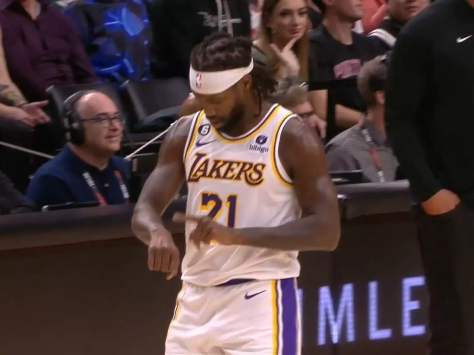 NBA／湖人克服 25 分落後逆轉拓荒者，Beverley 比「手錶壞掉」動作嘲諷 Lillard！