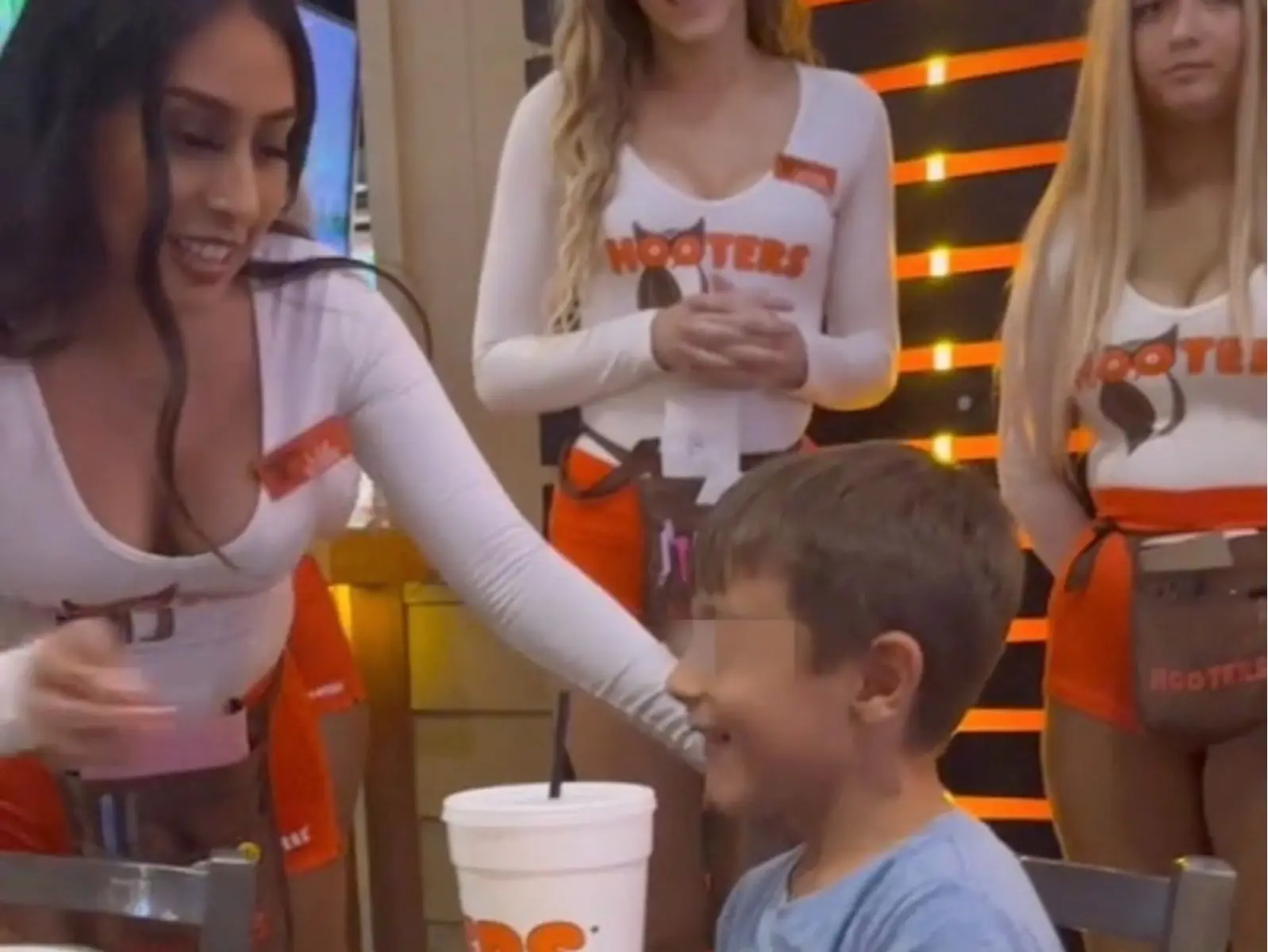 國外父母帶 5 歲小男童到辣妹餐廳 Hooters 慶生，引來網友正反兩面意見！