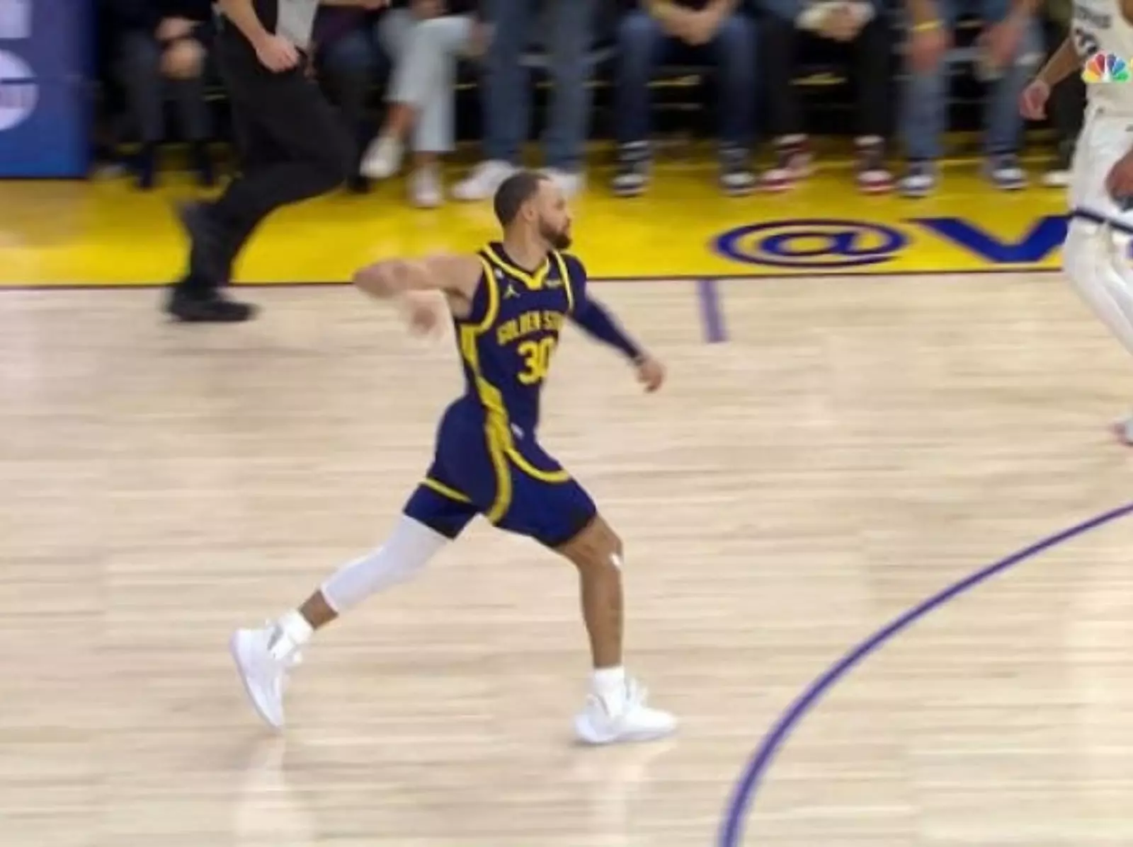 NBA／勇士 Poole 關鍵時刻硬要投三分球打鐵，Curry 氣到怒丟牙套被裁判驅逐出場！