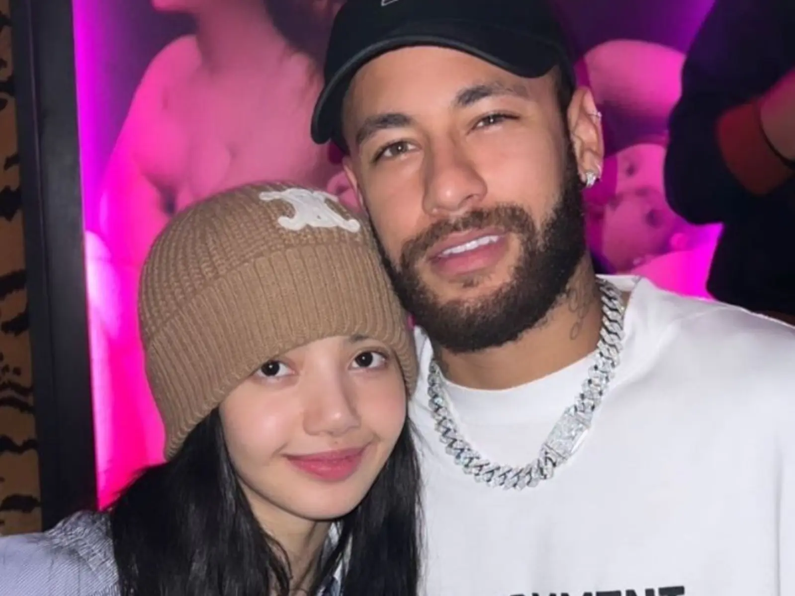 BLACKPINK 的 Lisa 甜蜜緊靠內馬爾胸膛合照，引起全網大讚：「最夢幻的世界級合影！」