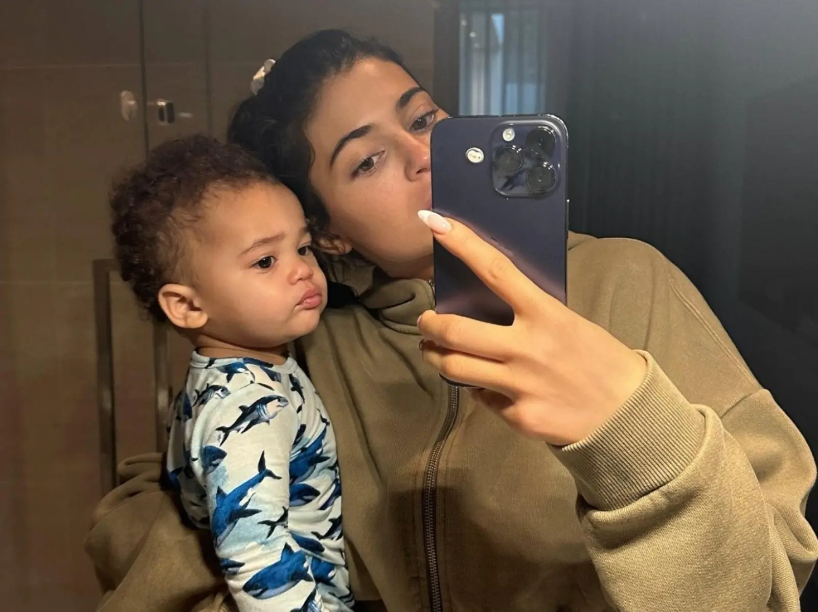Kylie Jenner 和 Travis Scott 正式確立寶貝兒子「真實姓名」，連正面照都跟著曝光！