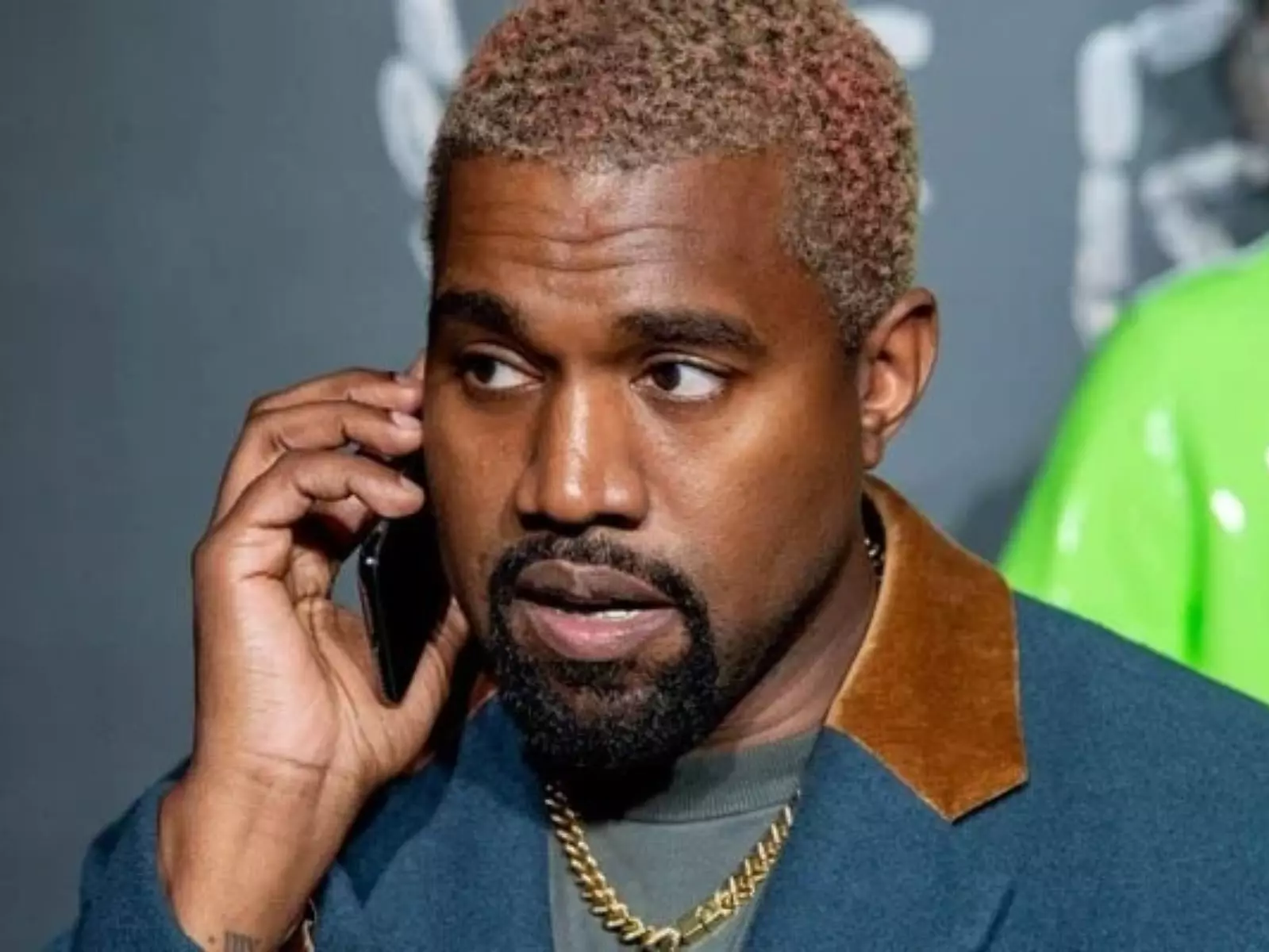 肯爺 Kanye West  不爽狗仔隊瘋狂跟拍，怒摔對方手機回擊：「為什麼一直這樣對我？」
