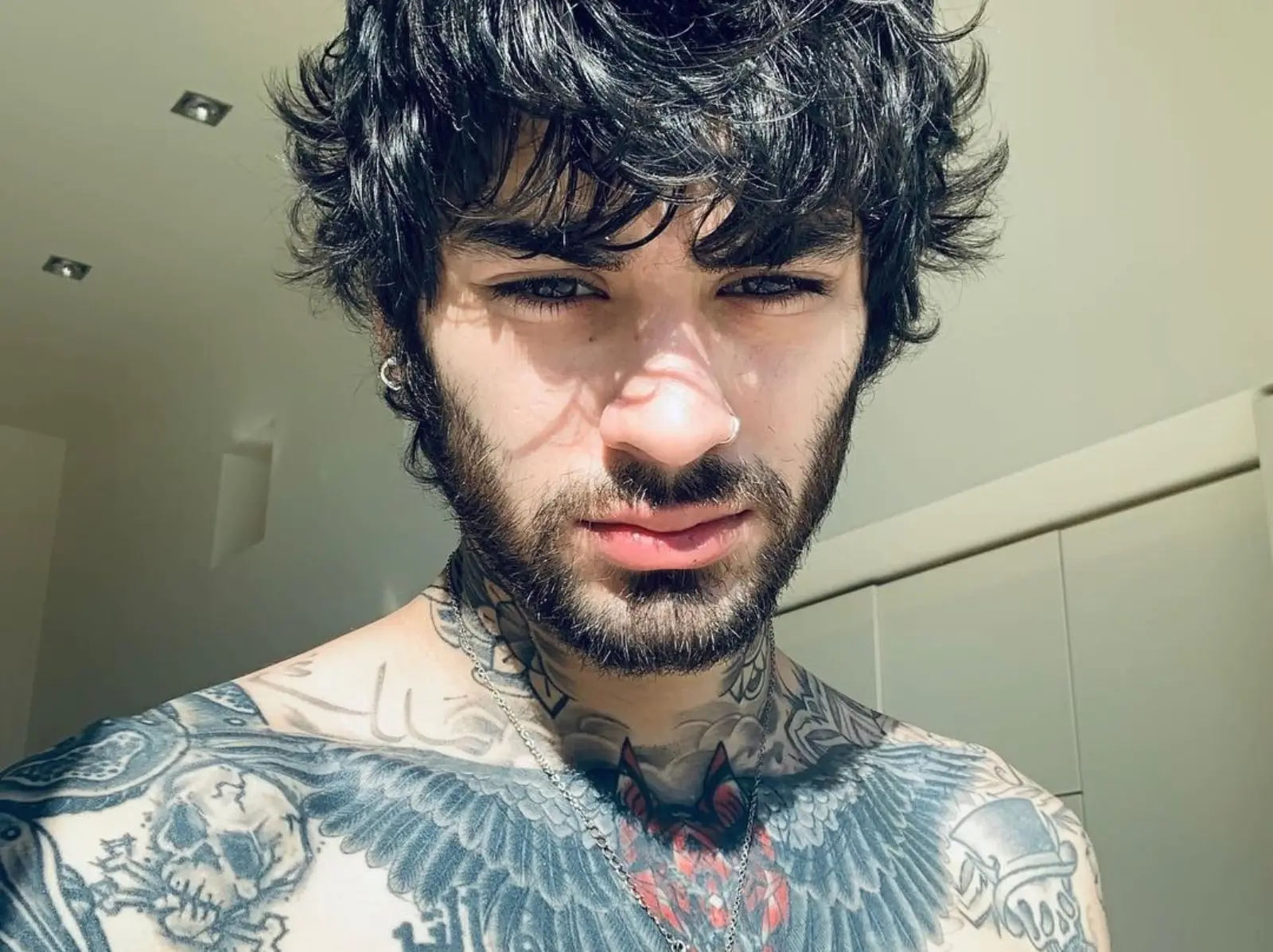 贊恩 Zayn Malik 新專輯照被發現清除 Gigi Hadid 雙眼刺青，網笑：「當作業塗塗改改的意思？」