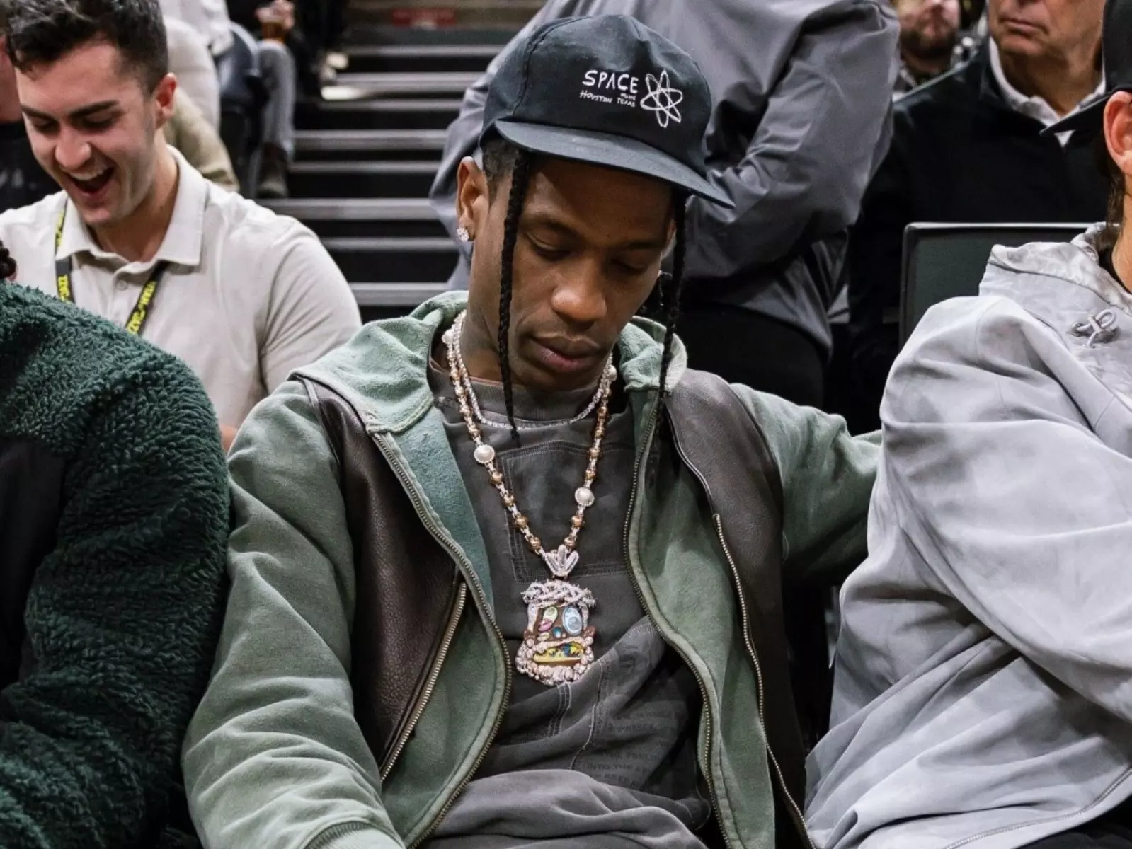 Travis Scott 腳踩「倒勾」最新配色現身 NBA 球賽，三分球空心入網大秀球技！