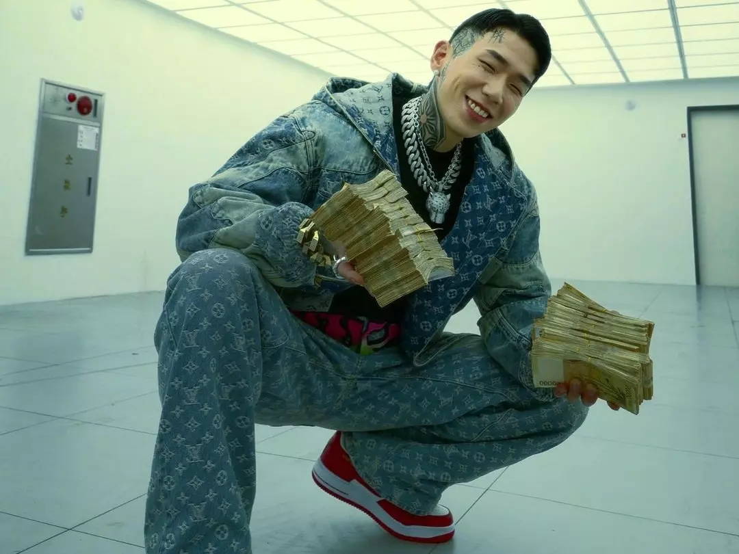 NETFLIX《體能之巔：百人大挑戰》參賽者腳踩 LV x Nike 等多雙爆款神鞋，炫富鞋頭就是他！