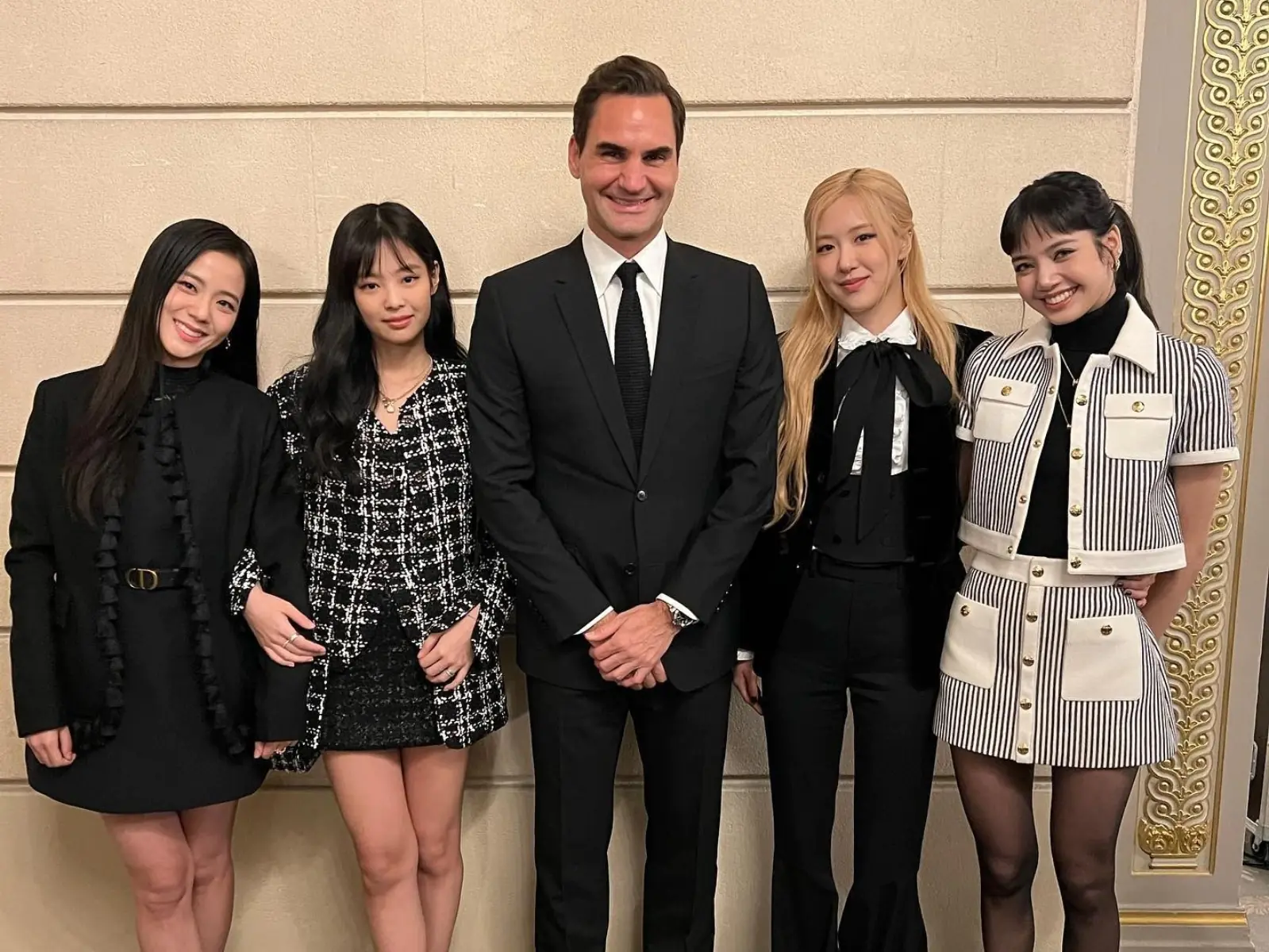 費德勒 Roger Federer 和 BLACKPINK 合照露出靦腆笑容：「我孩子說這一定要 PO 文！」